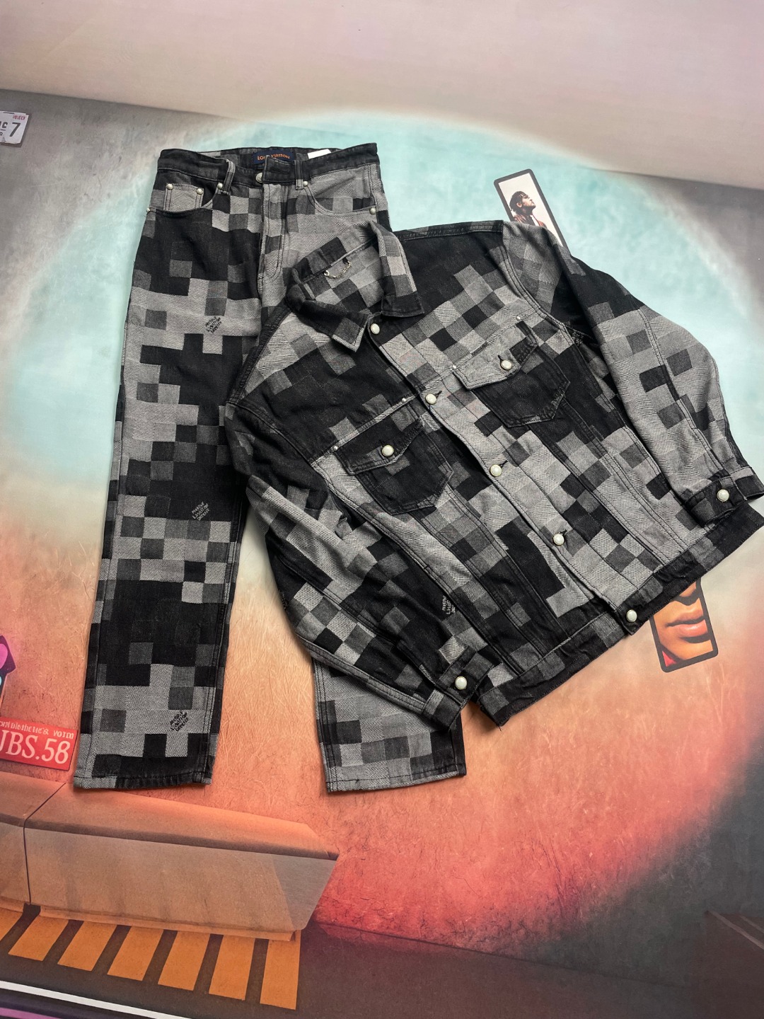 P155 🔘Louis Vuitton𝐋𝐨𝐮𝐢𝐬 𝐕𝐮𝐢𝐭𝐭𝐨𝐧 Chaqueta vaquera de jacquard con mosaico de cuadros en negro y gris* ¡El …