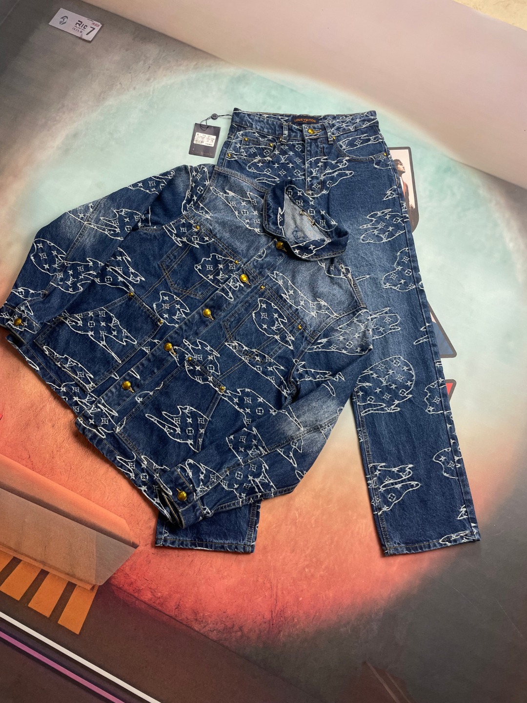 P155 No. de estilo-LV329 🔘Louis Vuitton𝐋𝐨𝐮𝐢𝐬 𝐕𝐮𝐢𝐭𝐭𝐨𝐧 25FW Chaqueta vaquera con logo de muaré jacquard * es…