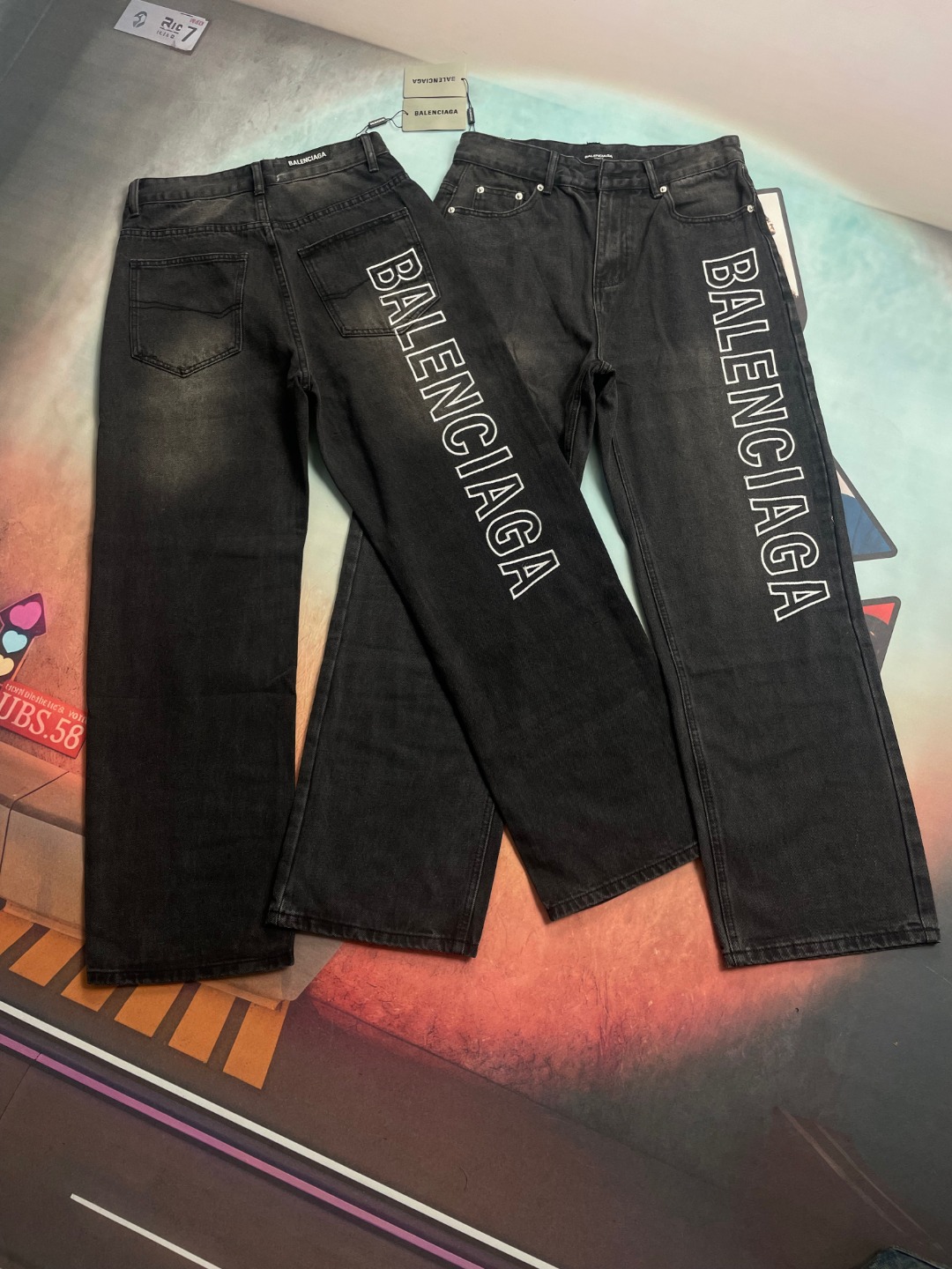P125 🔘BALENCIAGA 24SS Pantalones vaqueros de pierna ancha con bordado de letras* Está hecho de tela teñida y fijada a …