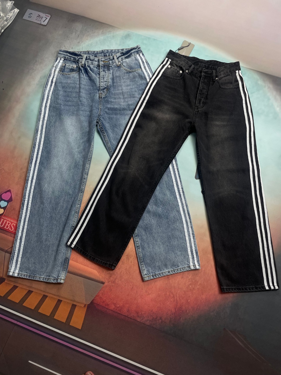 P140 🔘𝐁𝐀𝐋𝐄𝐍𝐂𝐈𝐀𝐆𝐀✖️ 𝐀𝐝𝐢𝐝𝐚𝐬 🔘Balenciaga x Adidas BLCG jeans lavados con tres rayas* 【Artículo agotado e…