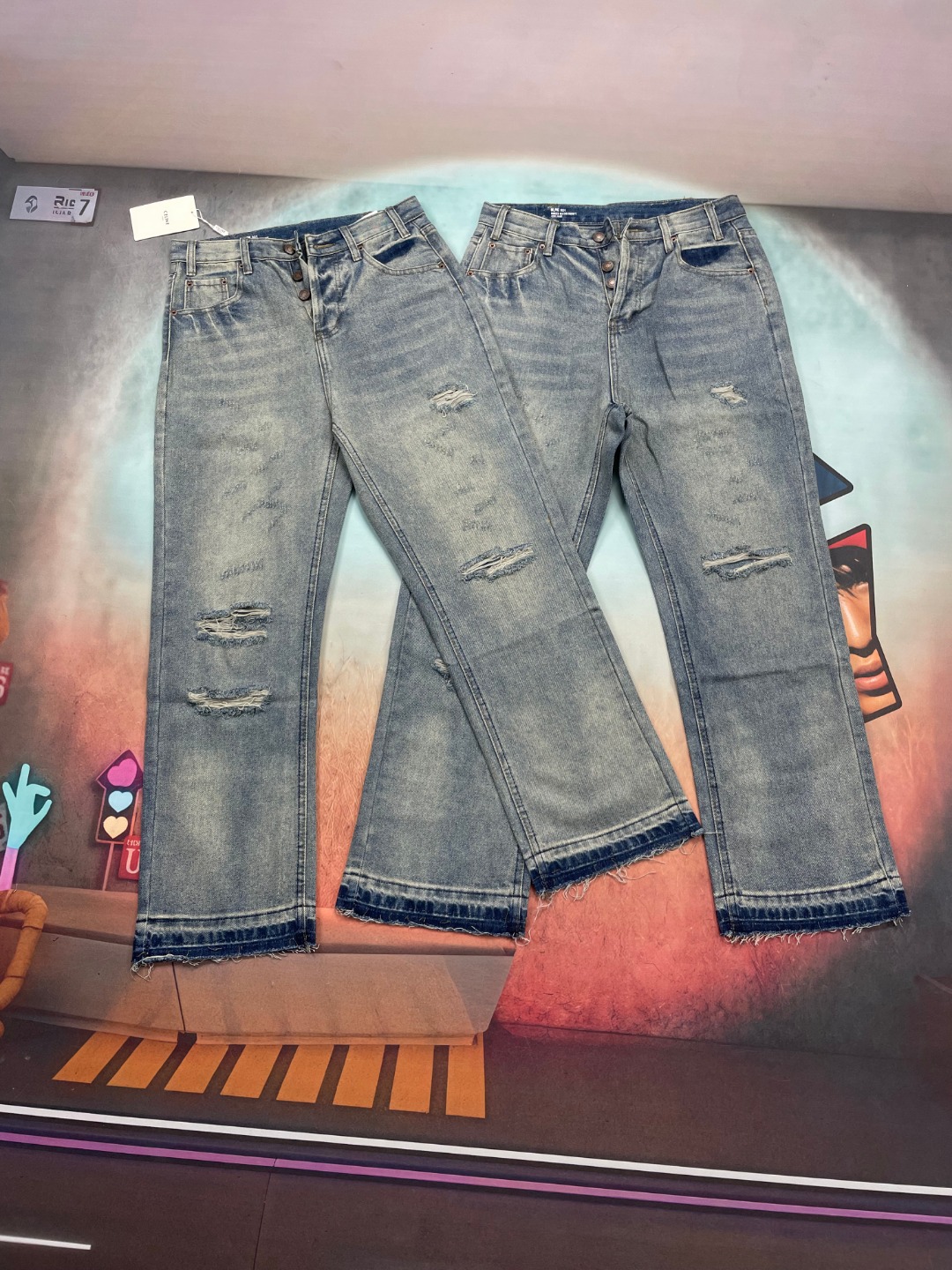 🔘款号-CL112 🔘赛琳𝐂𝐄𝐋𝐈𝐍𝐄 24SS 割刀破洞直筒牛仔裤* 赛琳这牌子一直走在时尚前沿，这条牛仔裤更是潮流单品。它用的是纯靛蓝面料，来自日本最古老的牛仔布厂，人家独有的绳状染色技术，在其他牛仔品牌里可不多见，一…