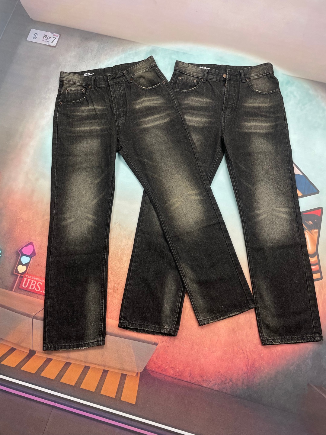 🔘款号-CL113 🔘赛琳𝐂𝐄𝐋𝐈𝐍𝐄 Wesley 经典水洗黑牛王牛仔裤* 赛琳这个牌子，向来以高端时尚出圈，这条牛仔裤更是其中的佼佼者。它用的是定织 13.5 安斜纹牛仔面料，质感超棒。制作工艺那叫一个讲究，先在特定区…