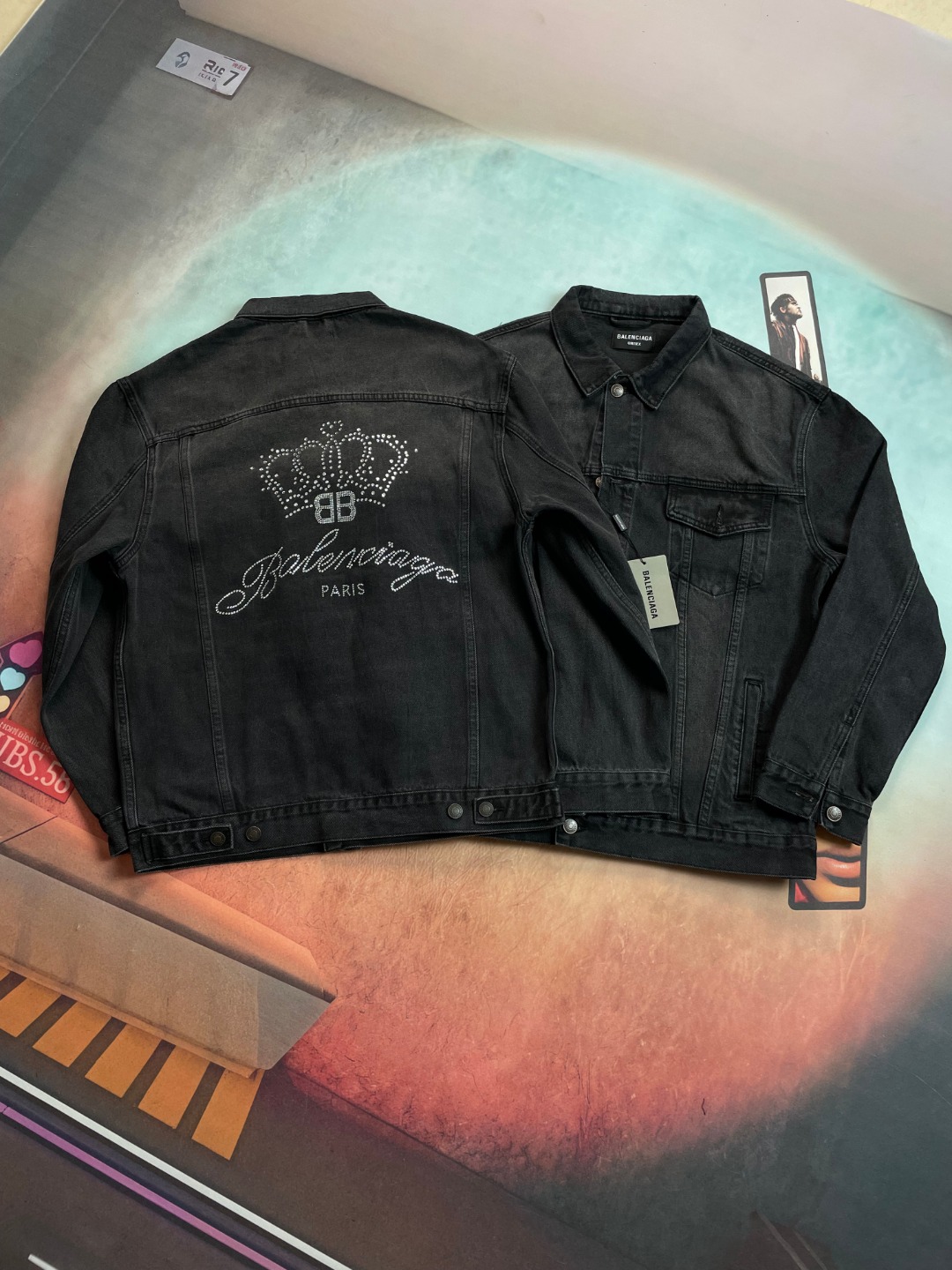 P130 🔘BALENCIAGA 𝐁𝐀𝐋𝐄𝐍𝐂𝐈𝐀𝐆𝐀 24SS chaqueta vaquera con corona y cristales *Es la combinación perfecta de moda…