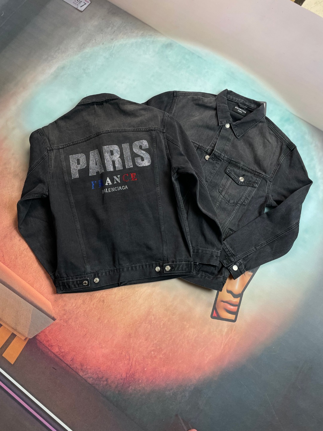 P130 🔘BALENCIAGA 𝐁𝐀𝐋𝐄𝐍𝐂𝐈𝐀𝐆𝐀 24SS chaqueta vaquera con cristales PARIS *El original utiliza tela personalizad…