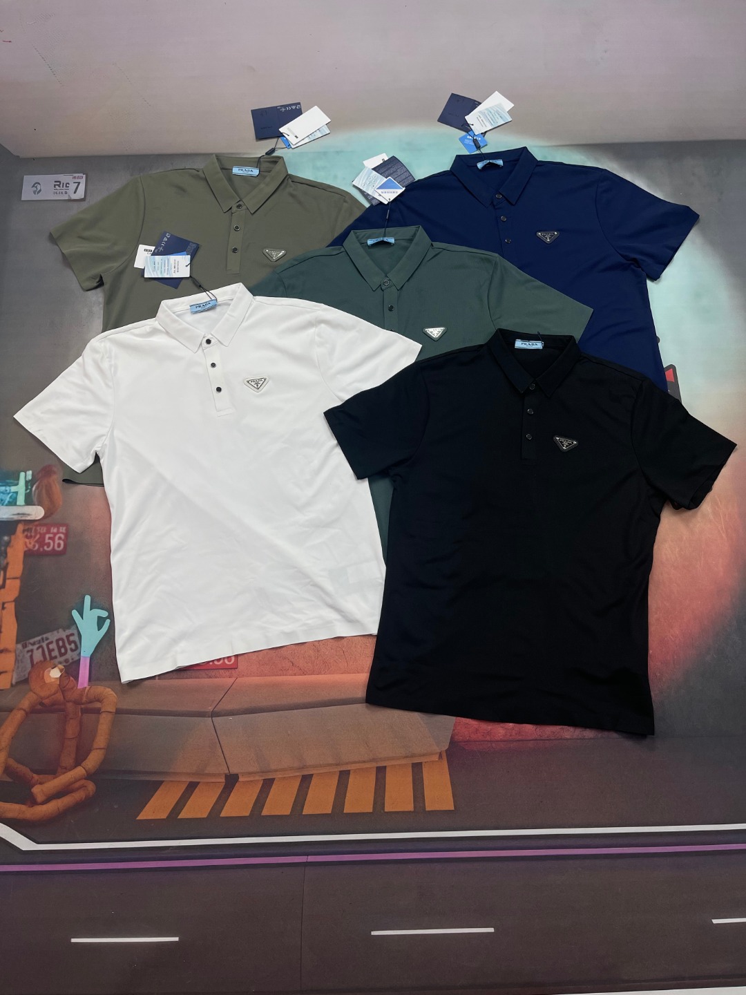 🔘Estilo No.-B 🔘Prada𝐏𝐑𝐀𝐃𝐀 Camisa POLO clásica de manga corta con etiqueta triangular* Esta está hecha de 260 gra…