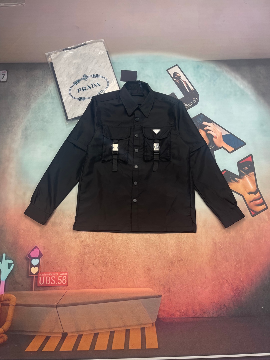 🔘Modelo No.-B 🔘Prada𝐏𝐑𝐀𝐃𝐀 Chaqueta tipo camisa con mangas desmontables* [Mangas desmontables, dos usos] El mater…