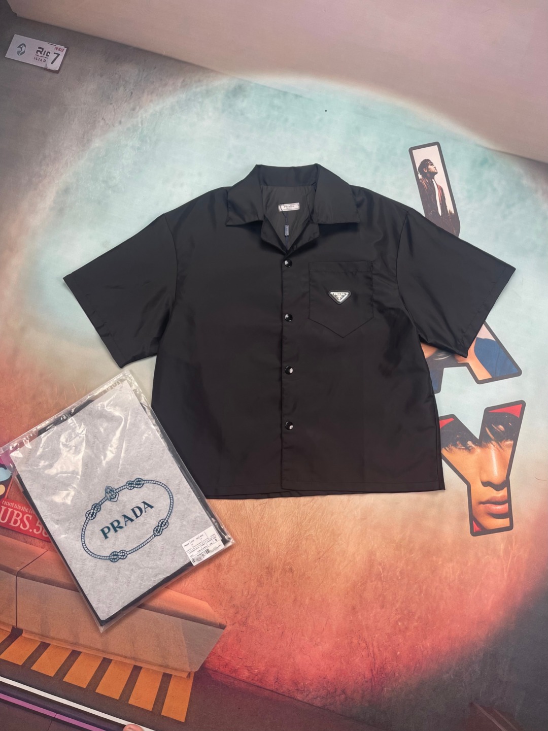 🔘Estilo No.-B 🔘Prada𝐏𝐑𝐀𝐃𝐀 Camisa de manga corta de nailon estilo trabajo clásico* La popular de Song Yanfei ante…