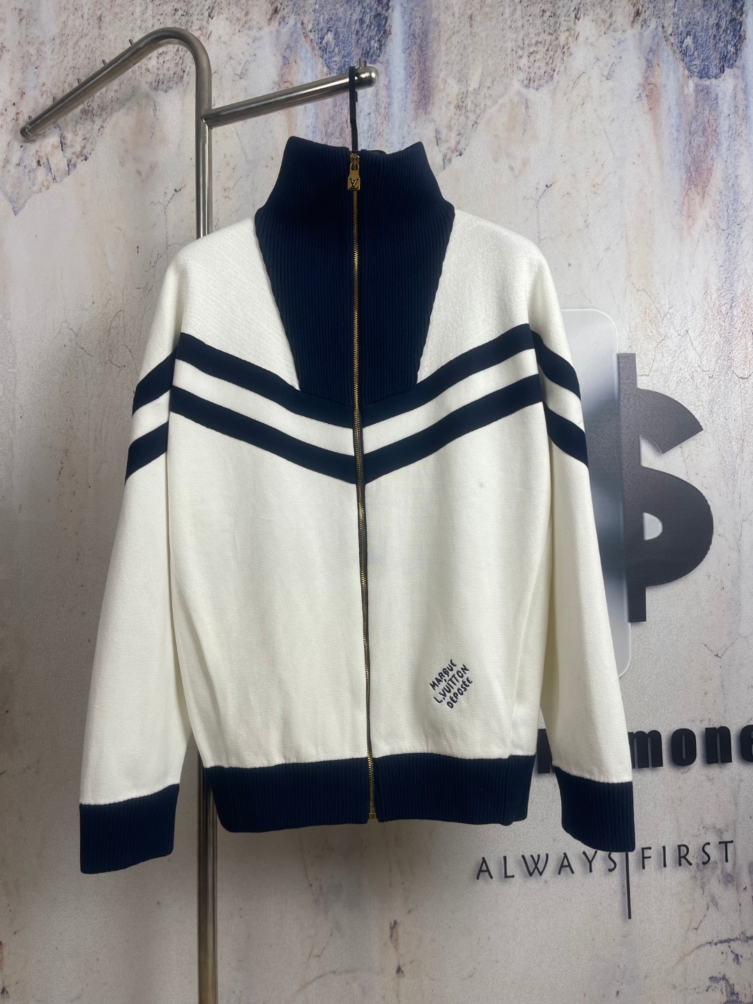 P285 🔘Louis Vuitton𝐋𝐨𝐮𝐢𝐬 𝐕𝐮𝐢𝐭𝐭𝐨𝐧 25FW Louis Vuitton chaqueta suéter de manga larga con cremallera a rayas …