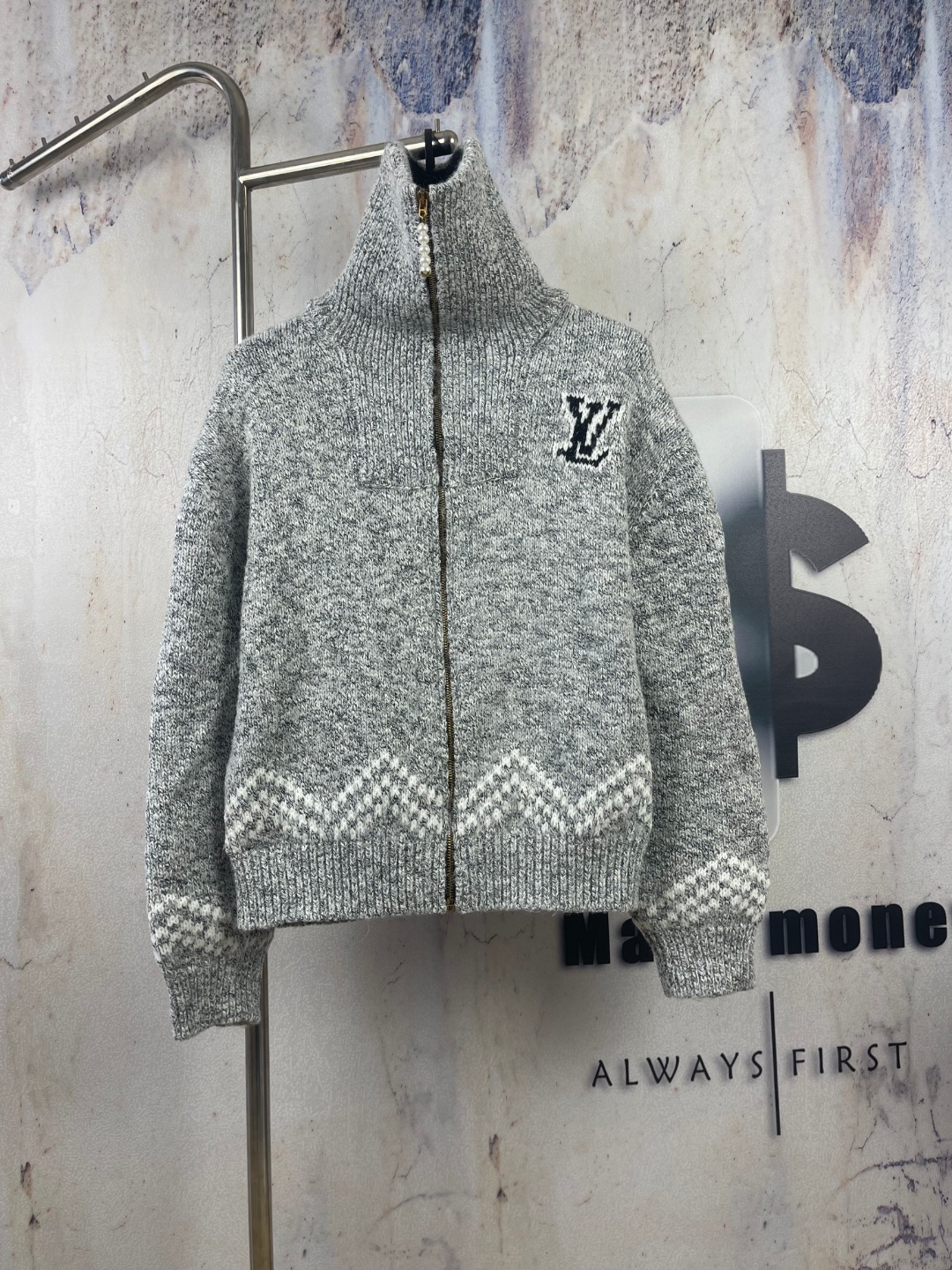 P330 🔘Louis Vuitton𝐋𝐨𝐮𝐢𝐬 𝐕𝐮𝐢𝐭𝐭𝐨𝐧 Colaboración｜Pharrell × Nigo Cárdigan de punto con cremallera y perlas en…