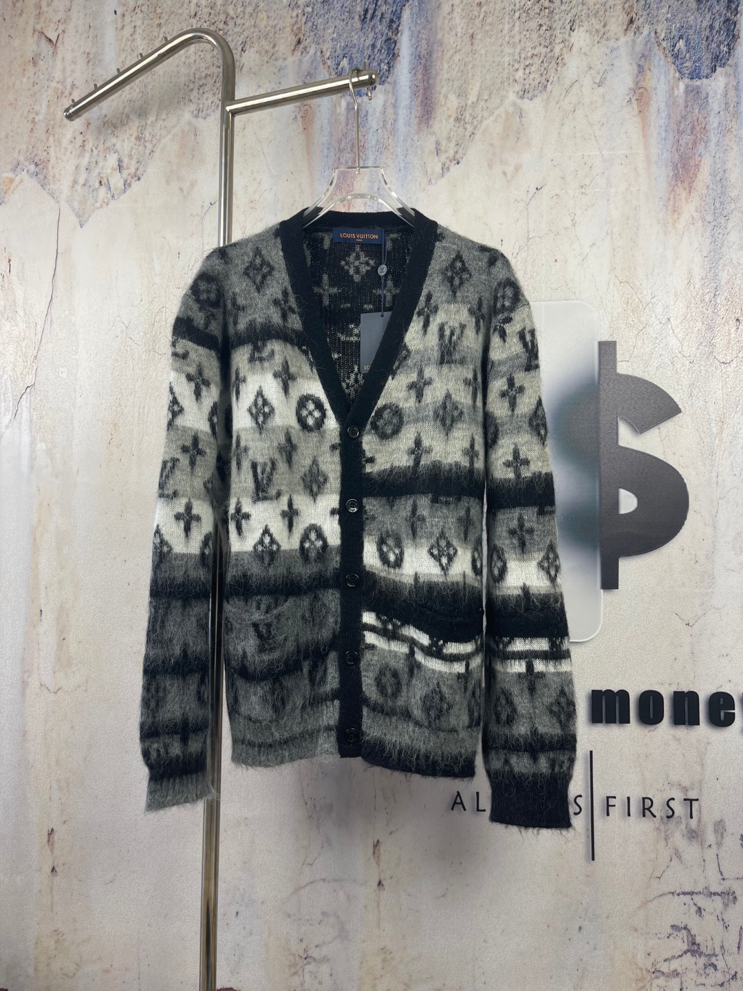 P285 🔘Louis Vuitton𝐋𝐨𝐮𝐢𝐬 𝐕𝐮𝐢𝐭𝐭𝐨𝐧 Chaqueta tipo cárdigan de mohair degradado* El hilo está hecho de mohair …