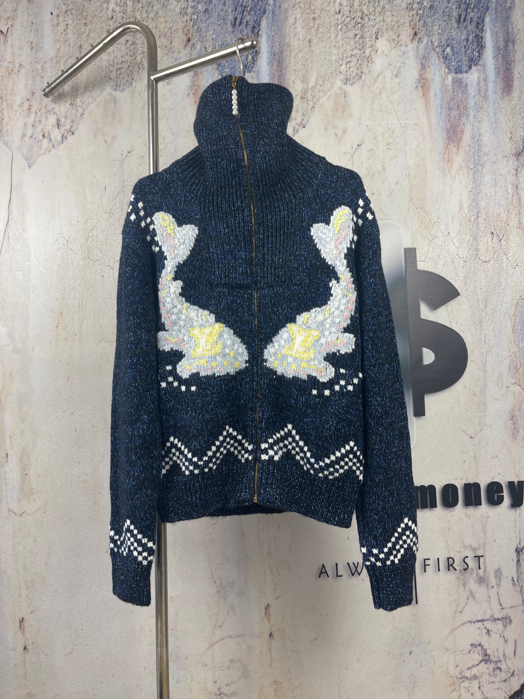 P345 🔘Louis Vuitton𝐋𝐨𝐮𝐢𝐬 𝐕𝐮𝐢𝐭𝐭𝐨𝐧 25FW Chaqueta tipo cárdigan de lana con bloques de color y estampado koi …