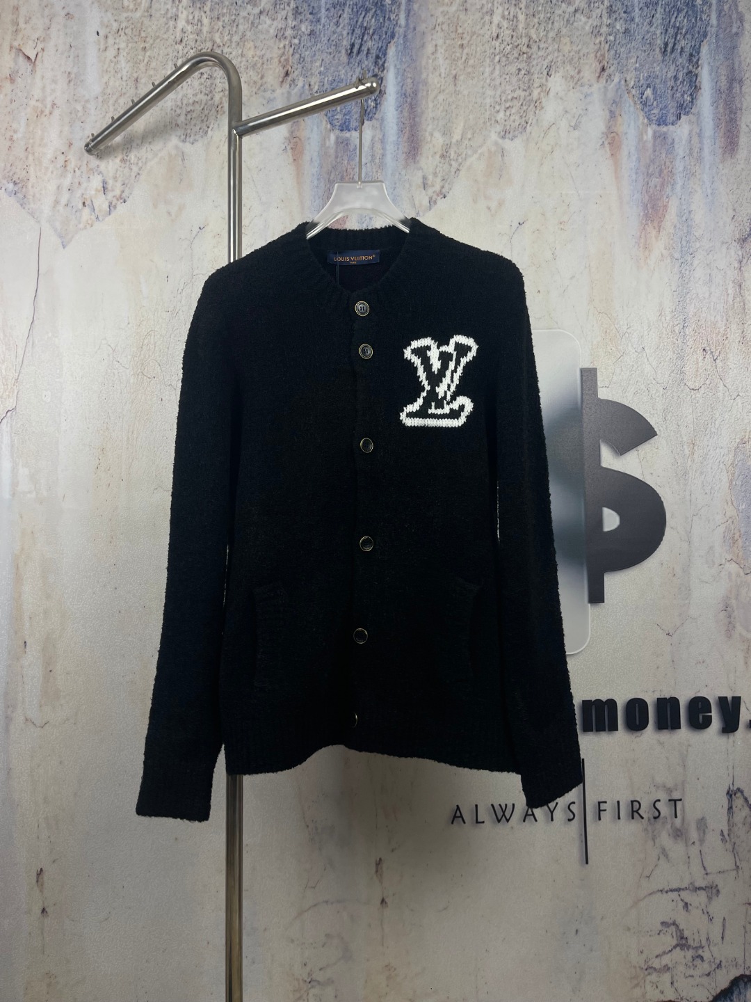 P250 🔘Louis Vuitton𝐋𝐨𝐮𝐢𝐬 𝐕𝐮𝐢𝐭𝐭𝐨𝐧 Chaqueta tipo cárdigan de punto con logo grande de jacquard de aguja grue…