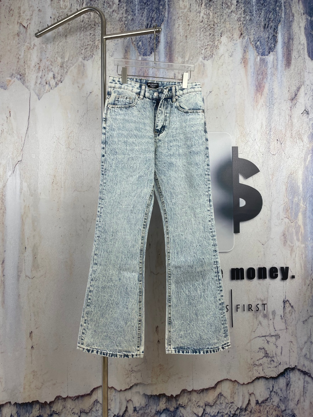 P125 Número de modelo-BB126 🔘Balenciaga 𝐁𝐀𝐋𝐄𝐍𝐂𝐈𝐀𝐆𝐀 25FW jeans acampanados lavados a la piedra azul claro con…