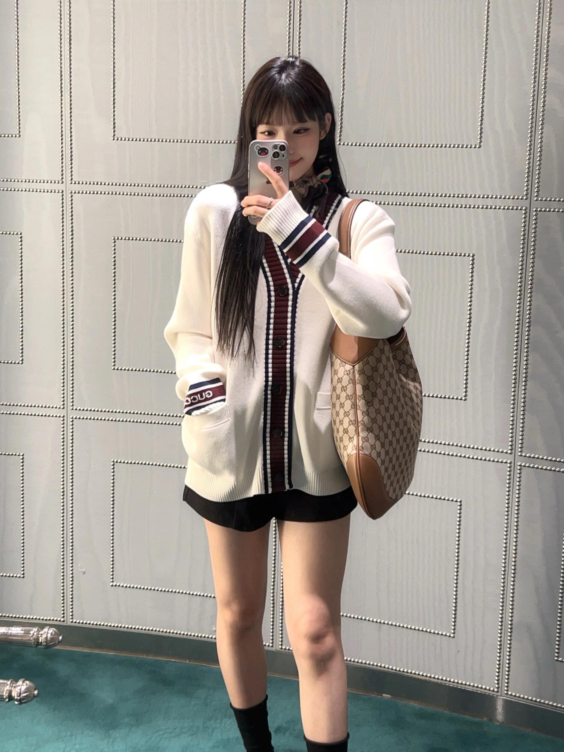 🔘『参考 de vestimenta』 🔘Gucci 𝐆𝐮𝐜𝐜𝐢 25FW Suéter de punto con cuello en V estilo colegial de rugby * Imagen de red s…