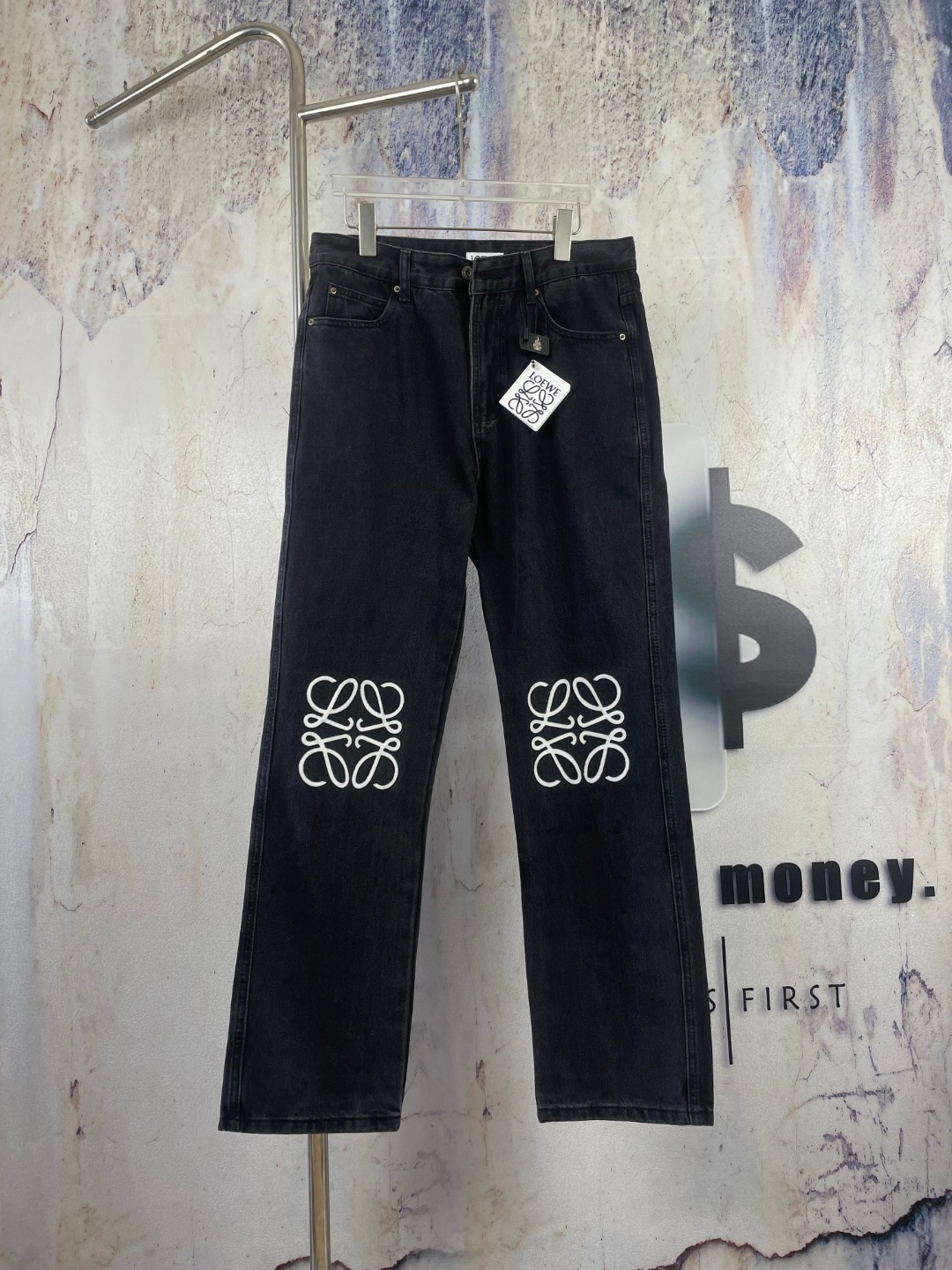 P145 N.º de modelo-LE521 🔘LOEWE 26SS Pantalones vaqueros negros de logo recortado Anagram en denim. Los pantalones vaq…