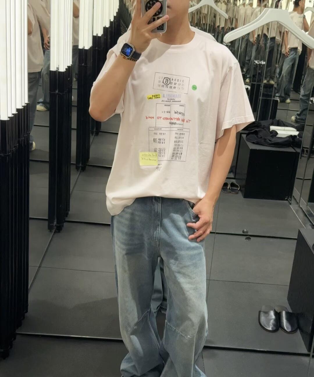 🔘『参考 de vestimenta』 🔘Maison Margiela 26SS Camiseta de manga corta con estampado de graffiti y nota de préstamo de bib…