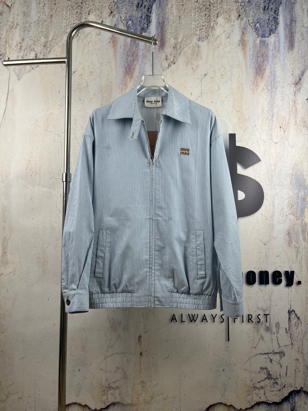 P260 N.º de modelo-MM891【Alta calidad】 🔘Miu Miu 𝐌𝐢𝐮𝐌𝐢𝐮 Chaqueta vaquera fina con rayas y logo bordado …