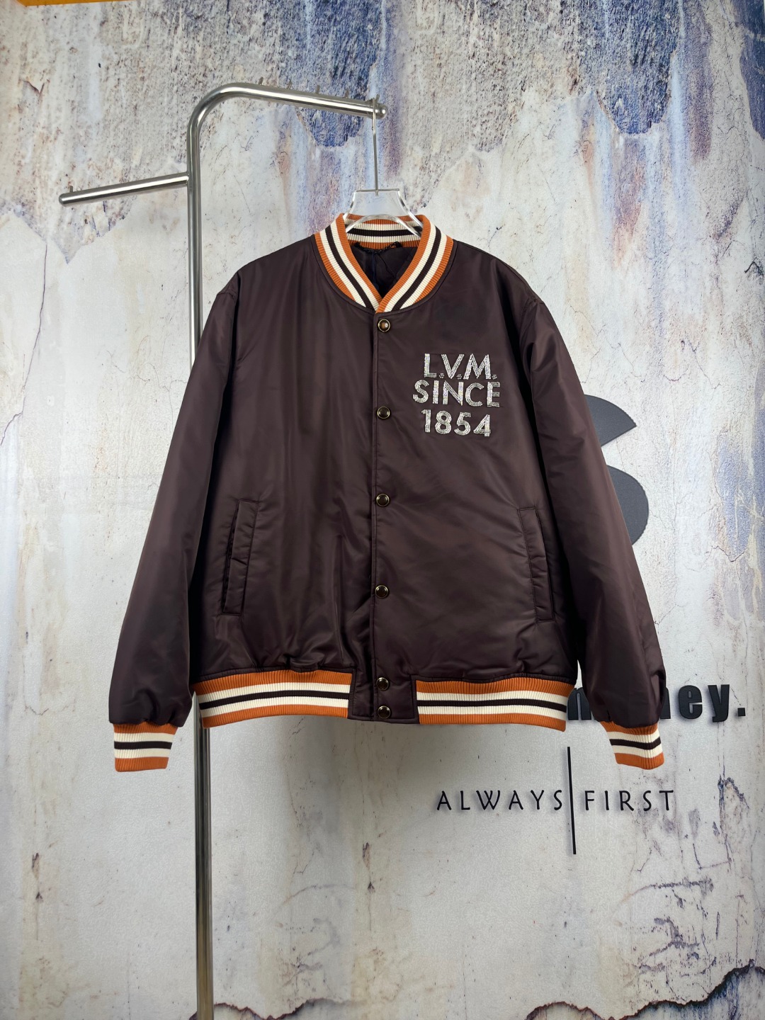 P365 Nº de modelo-LV896【Alta calidad】 🔘Louis Vuitton 𝐋𝐨𝐮𝐢𝐬 𝐕𝐮𝐢𝐭𝐭𝐨𝐧 Chaqueta de béisbol de piloto 1854 con …