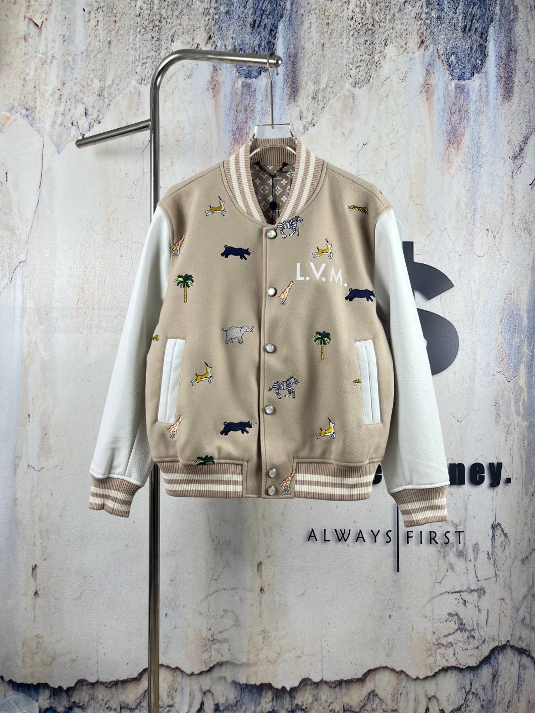 P390 Nº de modelo-LV897【Alta calidad】 🔘Louis Vuitton 𝐋𝐨𝐮𝐢𝐬 𝐕𝐮𝐢𝐭𝐭𝐨𝐧 Chaqueta de béisbol con bordado de anim…