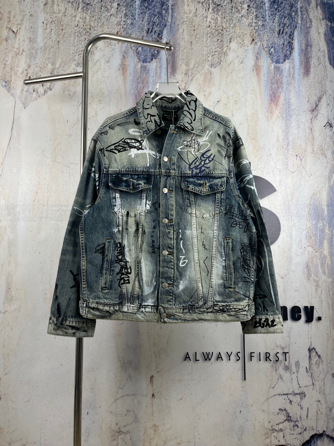 P265 Número de modelo - BL891【Alta calidad】 🔘BALENCIAGA 26FW Chaqueta vaquera desgastada con graffiti* La icónica seri…