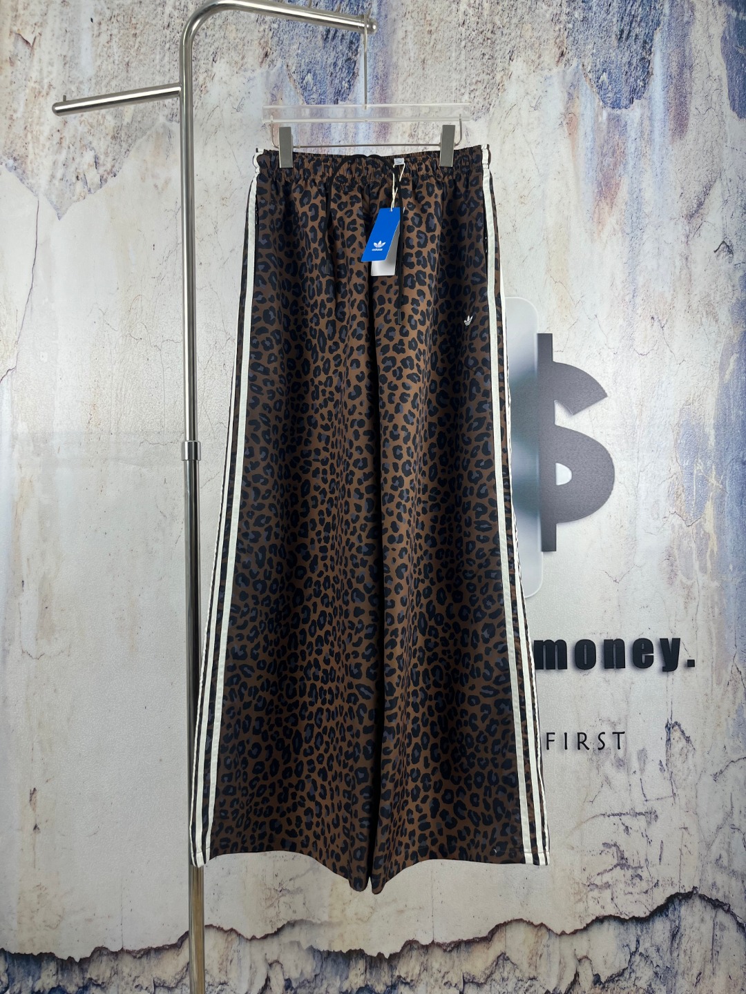 P105 Número de modelo: AD952 🔘 Adidas 26SS originals pantalones de pata ancha con estampado de leopardo y trébol degra…