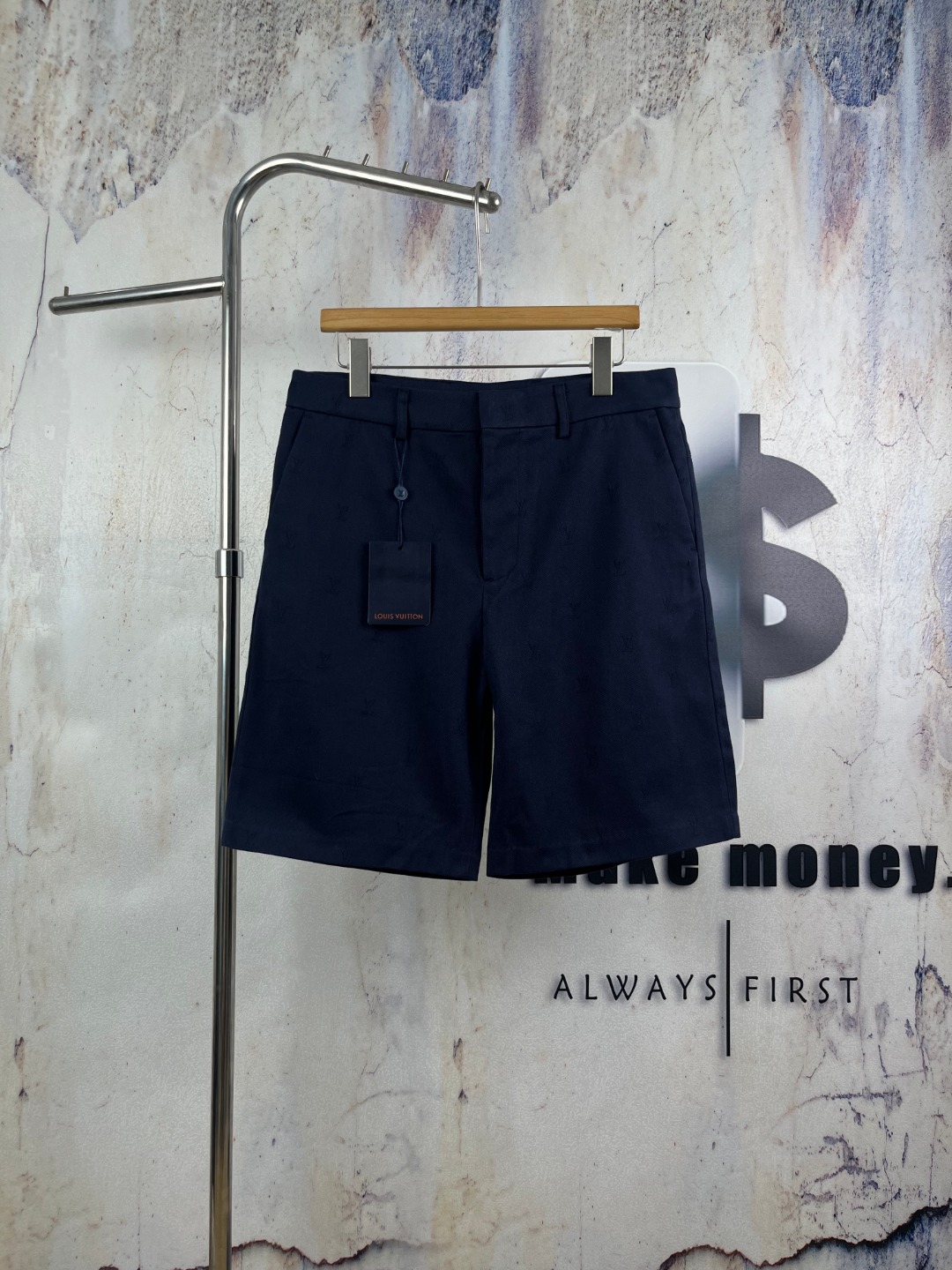 NO:901839,Style number - LV816 Louis Vuitton 26SS letter dark pattern jacquard suit shorts* Use a dark navy background with the same dark pattern LV logo jacquard, get rid of the flamboyant presbyopic design, low-key and texture, suitable for commuting and leisure. Fabric and wearing texture  The fine twill woven blended fabric is selected and processed through softening and shaping to have a soft matte high-grade texture; the fabric has a moderately stiff drape, which is not easy to collapse and wrinkle, and the upper body is neat and stylish; it has moderate air permeability, making it comfortable to wear in spring and summer, and the fabric is washable and not easy to fade and deform. Style tailoring  The standard Western short straight leg is cut into three quarters, the trouser legs are moderately loose and not tight, and flatters all kinds of leg shapes; the waistband is fixed in the traditional suit style, and the trouser loops can be worn with belts, and the front placket is closed with a button and zipper, and the shape is regular and decent; the trousers are moderate in length, taking into account both a formal feel and a refreshing summer feeling. There are diagonal pockets on the front and one side patch pocket on the rear, taking into account storage practicality and simple appearance. Core craftsmanship and details Highlights: Same-color dark pattern LV jacquard throughout the body of the trousers.  LV logo jacquard texture, the jacquard adopts a tone that is almost the same as that of the dark blue body. It looks like a pure solid color from a distance, but the delicate brand texture can be seen clearly at a close distance, interpreting implicit luxury and avoiding the exaggeration of large-area printing. Featured accessories details The back pocket is equipped with a square black leather brand embossed label as the finishing touch of the simple back piece; the placket, waistband, and trouser legs are made of precision flat lock stitching; a full set of hangtags, woven labels and other supporting accessories are complete and elegant. Color style  Calm and dark navy, low-key and restrained, versatile with all kinds of light and dark tops, suitable for casual, simple, and business styles. ●Size S M L XL ●Color navy, louis vuitton, louis vuitton, shorts, business suit,19860909款号-LV816 路易·威登 26SS 字母暗纹提花西装短裤* 用深藏青底色搭配同源暗纹 LV 标识提花,摆脱张扬老花设计,低调有质感,通勤休闲双适配. 面料与穿着质感 甄选细腻斜纹梭织混纺面料,经过柔化定型处理,拥有柔和哑光高级肌理；面料带有适度挺括垂感,不易软塌起皱,上身利落有型；透气度适中,春夏穿着舒适,面料耐洗不易褪色变形. 版型剪裁 标准西短直筒五分剪裁,裤管适度宽松不紧绷,修饰各类腿型；传统西装式固定腰头,搭配裤袢可搭配皮带,前门襟纽扣拉链闭合,版型规整得体；裤长适中,兼顾正式感与夏日清爽感. 正面设斜插袋,后方单侧贴袋,兼顾收纳实用性与简约外观. 核心工艺与细节亮点 通体同色暗纹 LV 提花 裤身满幅暗藏 LV 标识提花纹理,提花采用与深藏青衣身近乎一致的色调,远距离看是纯粹纯色西短,近距离才能看清细腻品牌肌理,诠释隐性奢华,规避大面积印花的浮夸感. 特色辅料细节 后袋搭配方形黑色皮质品牌压纹标,作为简约后片的点睛细节；门襟、腰头、裤脚采用精密平整锁缝走线；全套吊牌、织标等配套辅料完整考究. 色彩风格 沉稳深藏青色,低调内敛,百搭各类浅、深色上衣,适配轻熟、简约、商务多种穿搭调性. ●尺码S M L XL ●颜色藏青色,,louis vuitton,louis vuitton,shorts,business suit,,Men's clothing