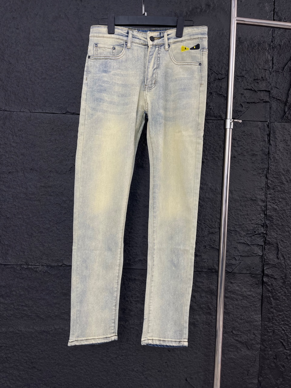 Fendi original, número de modelo: FD011 🎉¡Nuevo! Fendi 24ss versión extranjera jeans de bordado de monstruo pequeño, ¡…
