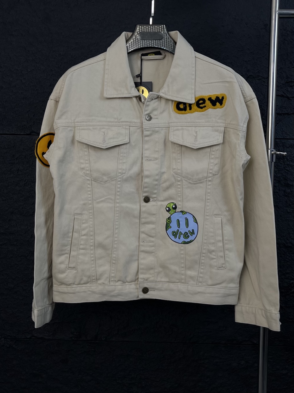 , número de modelo XL025. Drew House | Carita sonriente 24Fw chaqueta vaquera con múltiples elementos de parc…
