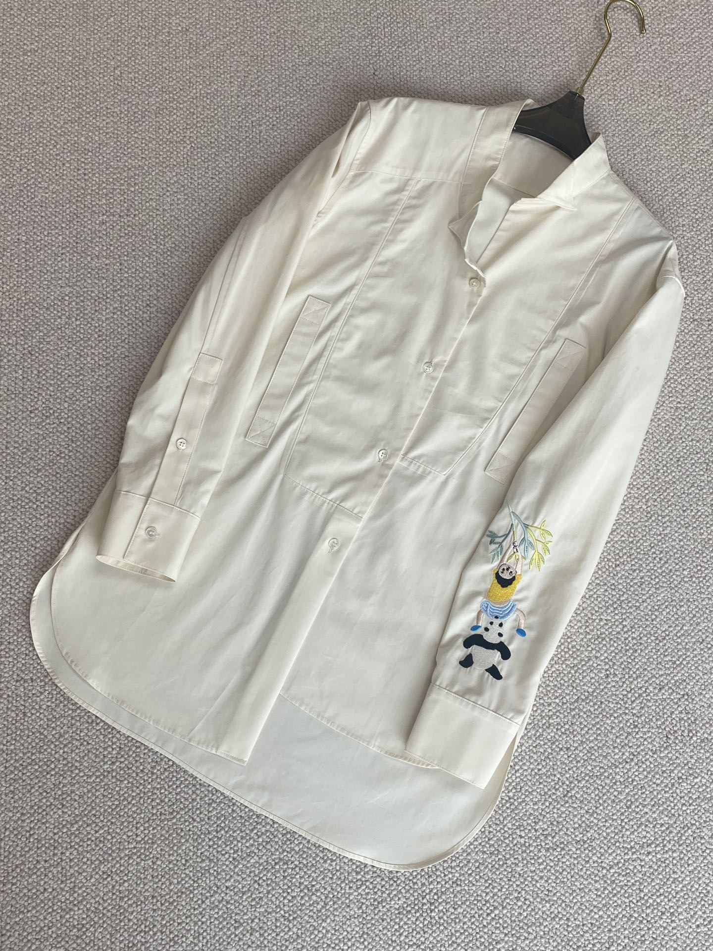 『上新款』Loe* x Suna Fujita 合作系列棉棉布熊猫刺绣不对称衬衫 码数：36-42