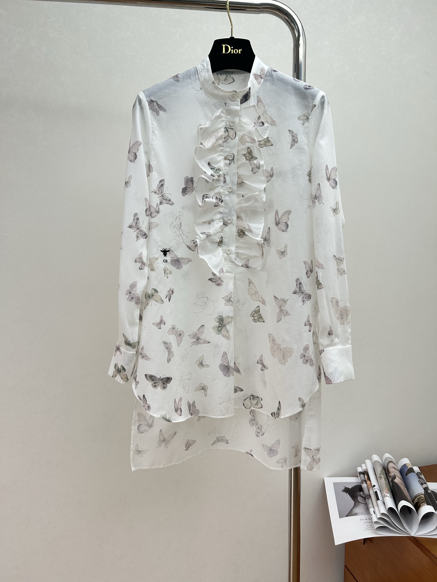 NO:861203,CD 26 early spring butterfly print cotton shirt. The fashionable version with an elongated length at the back enhances the style. It is paired with a ruffled collar and front button closure to create a refined look. Size S-XL, Dior-clothing, dior, shirts,19860909CD 26早春蝴蝶印花棉质衬衫 后侧加长的时尚版型提升格调,搭配荷叶边衣领和正面纽扣开合,打造精致造型 码数 S-XL,迪奥-服装,dior,shirts,,Women's clothing
