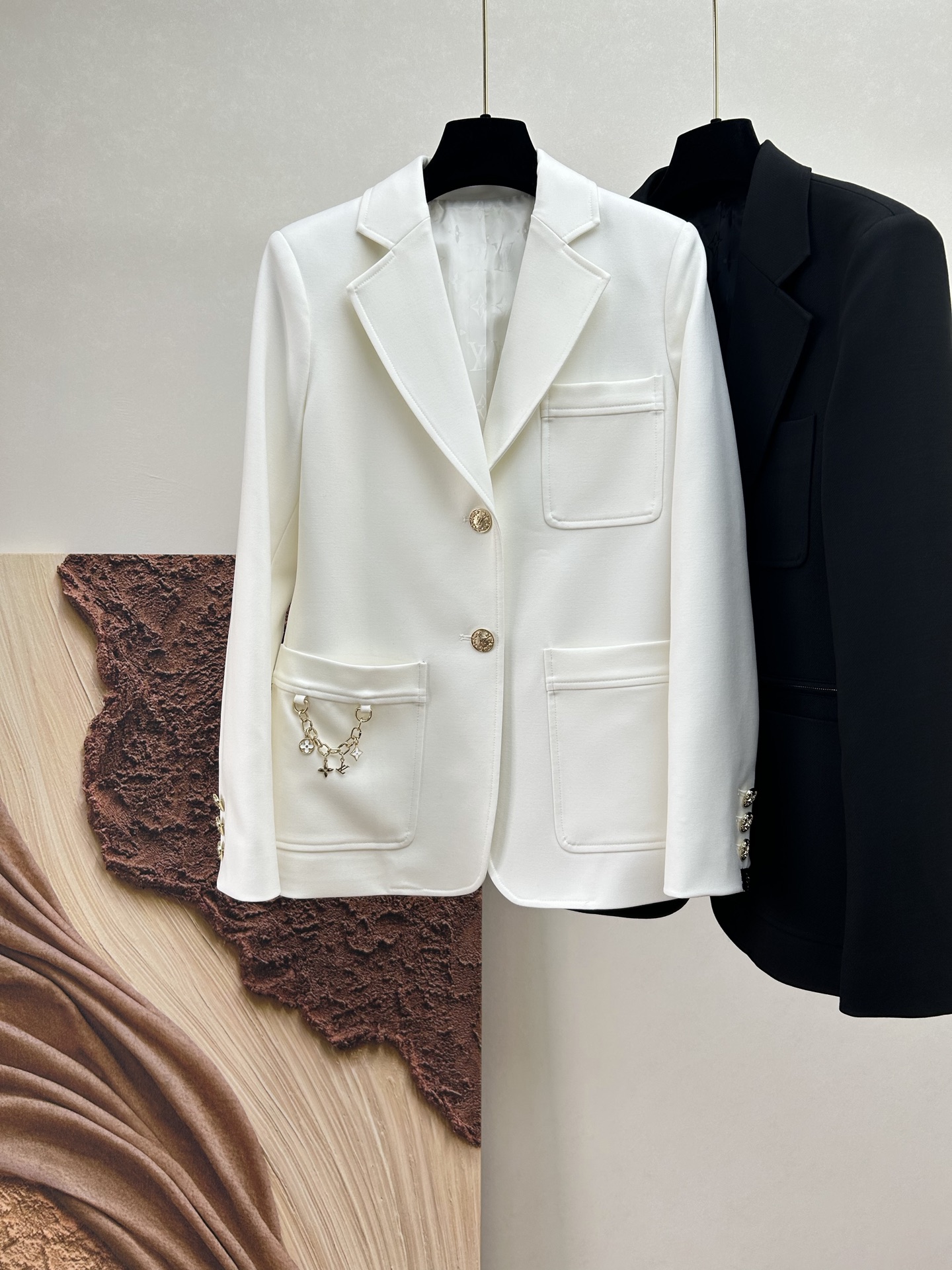 NO:861518,Louis chain-embellished suit jacket with dark jacquard lining and two gold buckles embellishment makes the whole suit no longer monotonous. The slim fit makes the upper body smart and elegant. It can be worn on important occasions or commuting. Size 36-42, Louis Vuitton-clothing, louis vuitton, jackets & coats, business suit,19860909路易 链条装饰西装外套 暗纹提花内衬 两粒金扣点缀 让整件西装不再单调 修身版型 上身干练又显气质 重要场合或者是通勤皆可驾驭.码数36-42,路易威登-服装,louis vuitton,jackets & coats,business suit,,Women's clothing
