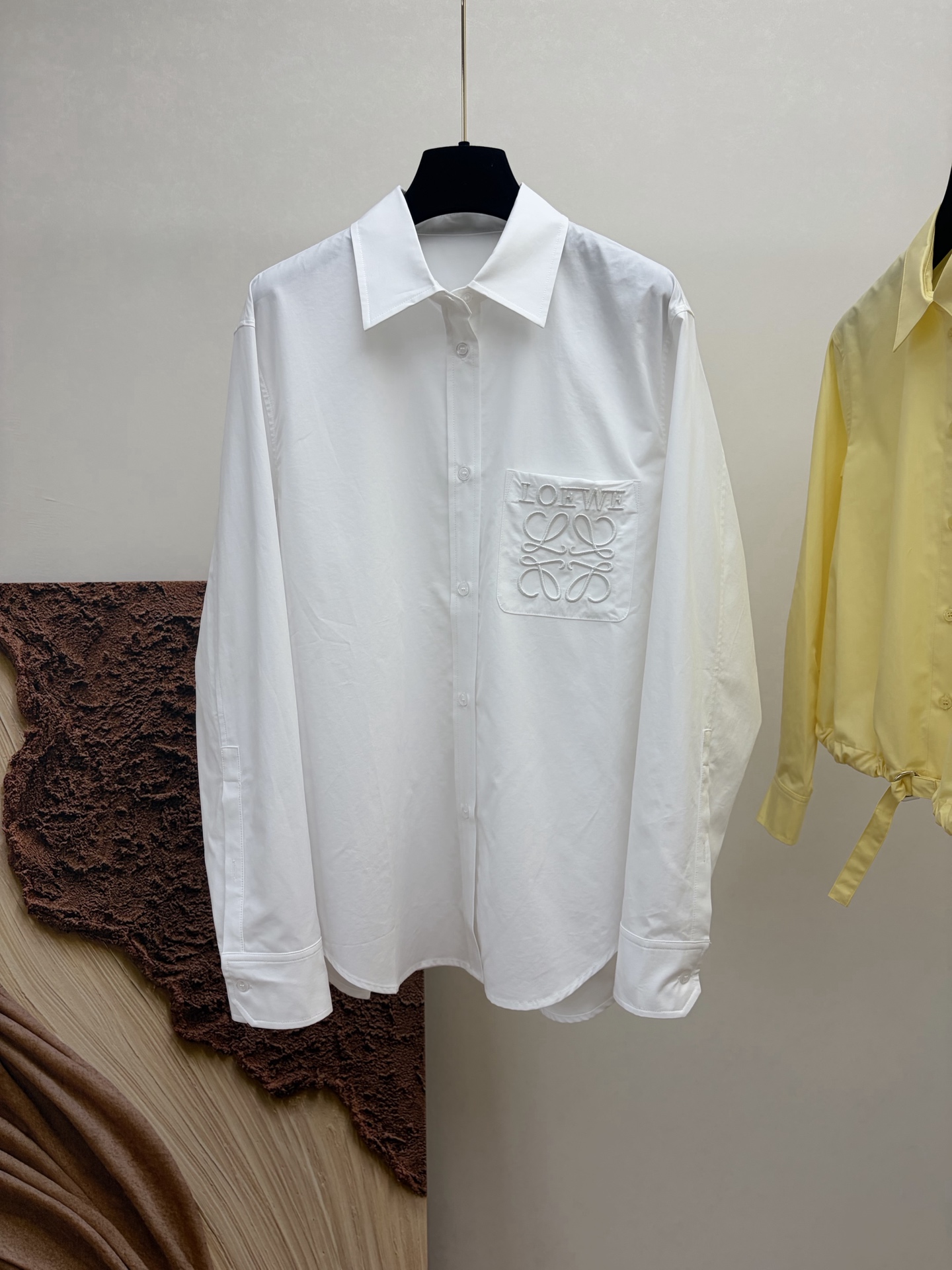 NO:861283,LOE popular pocket embroidered white shirt, Tencel cotton fabric, loose fit, curved hem cut, code size 36-42, women's clothing, loewe, shirts,19860909LOE 爆款口袋刺绣白衬衫 天丝棉面料 宽松版型 下摆弧形曲线剪裁 码数36-42,女装,loewe,shirts,,Women's clothing