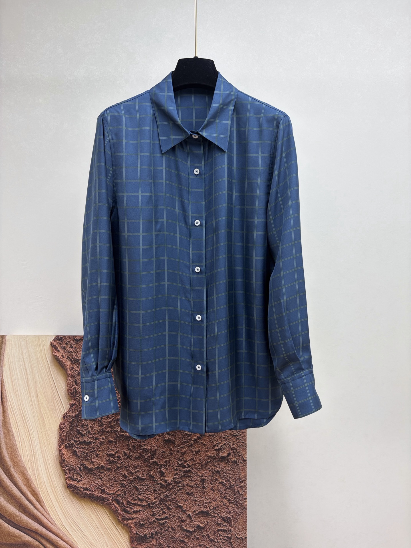 NO:861540,CD 26 spring and summer show dark blue plaid shirt, twill mulberry silk, double-sided printing, inspired by British tailoring and plaid tradition, elegant temperament. Size 36-42, Dior-clothing, dior, shirts,19860909CD 26春夏秀场深蓝色格纹衬衫 斜纹桑蚕丝 双面印花 英式精裁工艺和格子图案传统汲取灵感,优雅气质.码数36-42,迪奥-服装,dior,shirts,,Women's clothing