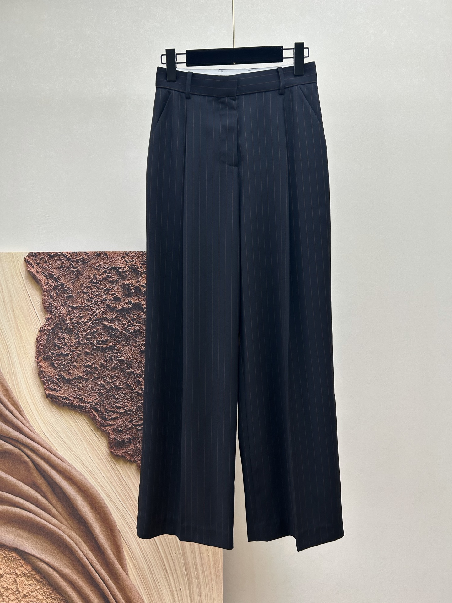NO:861506,Louis 26's latest navy blue striped trousers, wool blended fabric is crisp and textured, highly practical and effortlessly high-end. Size 36-42, Louis Vuitton-clothing, louis vuitton,19860909路易 26最新款藏青条纹西裤,羊毛混纺面料挺括又有质感,实穿性极高,不费力的高级感.码数36-42,路易威登-服装,louis vuitton,,Women's clothing