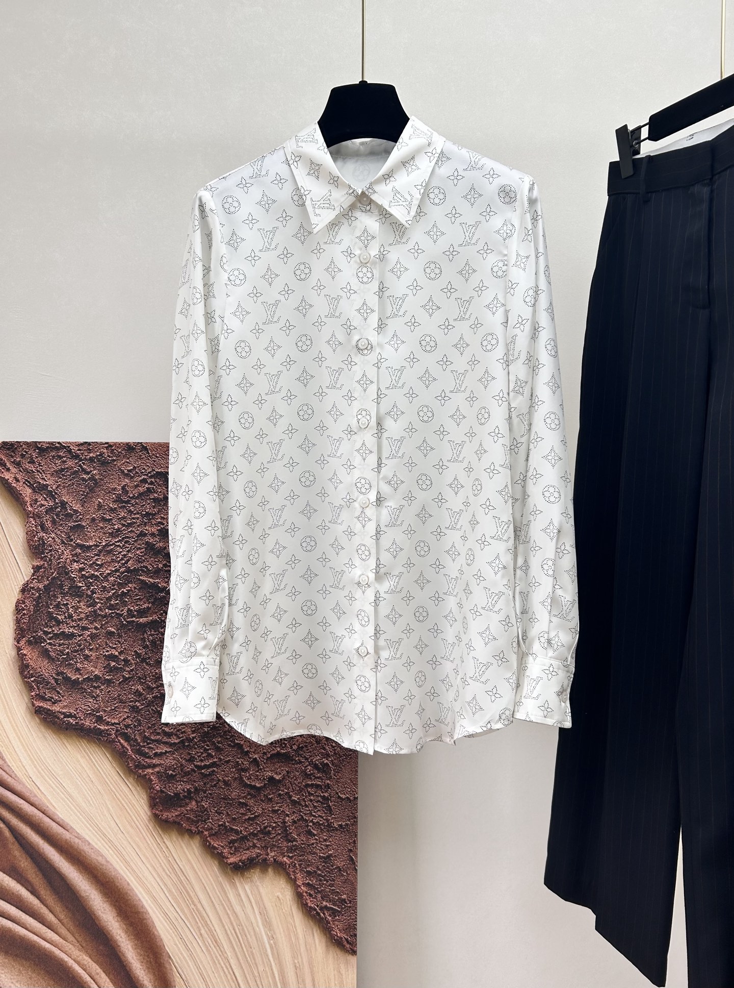 NO:861275,Louis 26's latest summer style full logo printed lapel silk shirt, slightly loose fit, size 36-42, Louis Vuitton-clothing, louis vuitton, shirts, real silk,19860909路易 26夏季最新款满logo印花翻领真丝衬衫 微宽松版型 码数36-42,路易威登-服装,louis vuitton,shirts,real silk,,Women's clothing