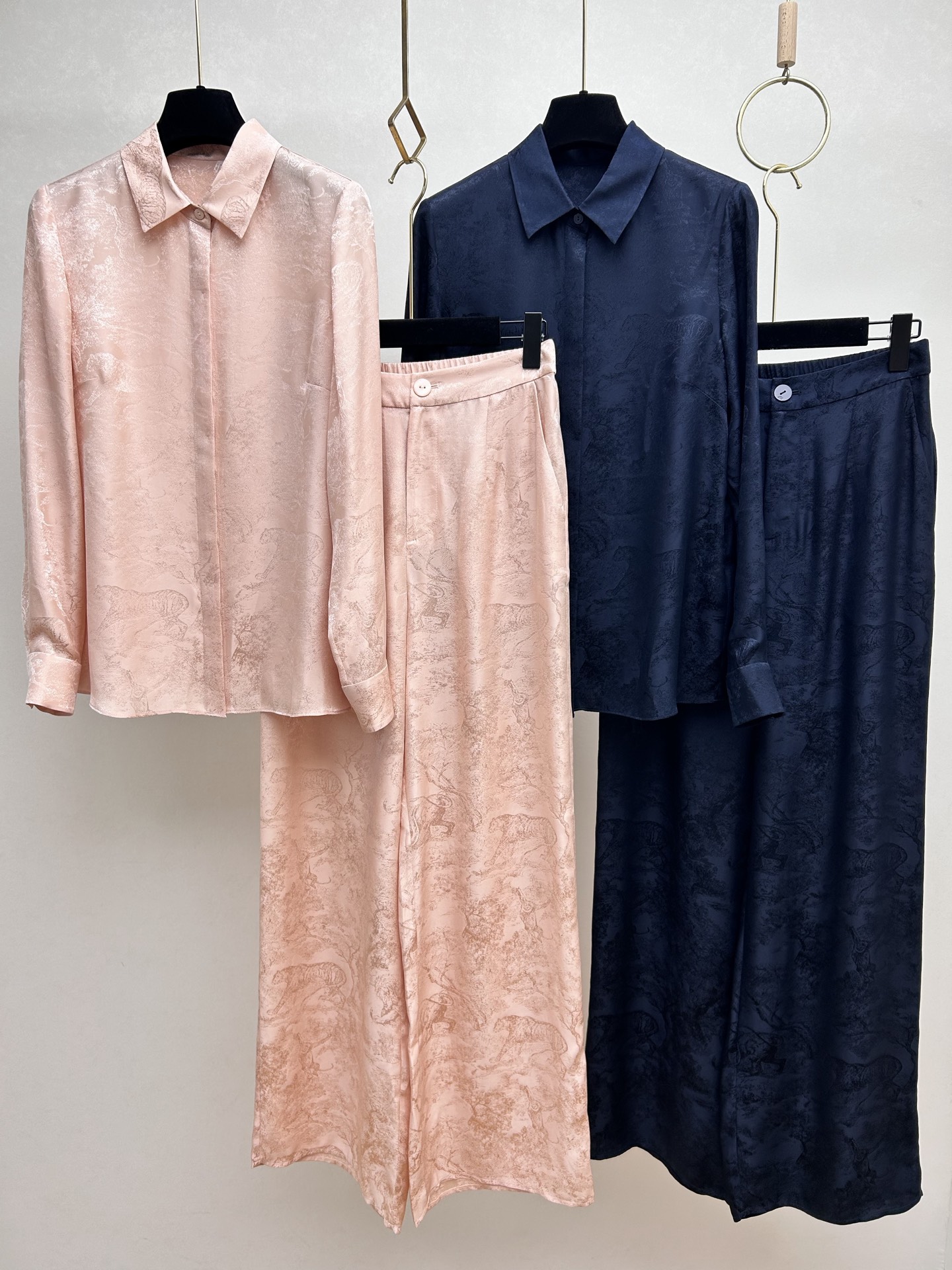 NO:861552,CD zoo forest jacquard silk shirt with elastic waist and wide-leg trousers, customized heavy silk fabric, smooth and shiny, slightly loose version is super friendly to the body, recommended to match. Size 36-42 600, Dior-clothing, dior, shirts, real silk,19860909CD 动物园森林提花真丝衬衫松紧腰阔腿长裤,定制重磅真丝面料,顺滑有光泽度,微宽松版型对身材超友好,推荐一套搭配.码数36-42 600,迪奥-服装,dior,shirts,real silk,,Women's clothing