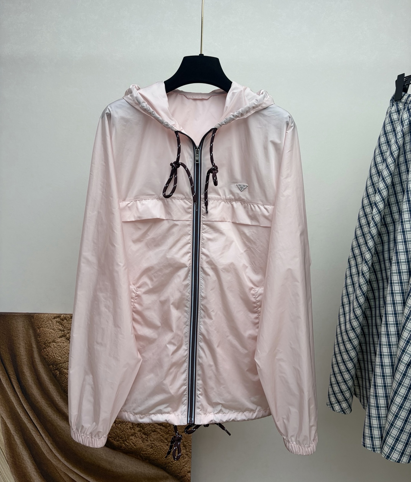 NO:861255,PD 26 summer pink long hooded sun protection jacket, the latest nylon fabric is light and breathable, the burgundy drawstring details are very design. Size 36-42, Prada-clothing, prada, jackets & coats, hats,19860909PD 26夏季粉色长款连帽防晒外套,最新尼龙面料轻薄透气,酒红抽绳细节很有设计感.码数36-42,普拉达-服装,prada,jackets & coats,hats,,Women's clothing