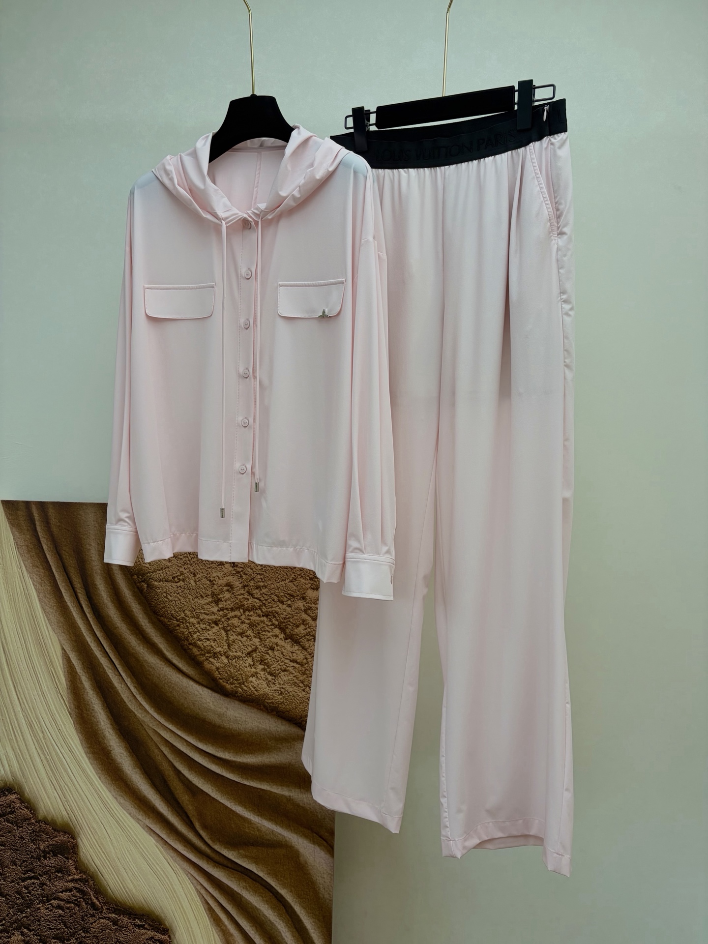 NO:861241,Louis Cherry Blossom Pink Sports Sun Protection Suit is made of functional fabrics, which are not afraid of the scorching sun and provide true sun protection. It has an airy micro-profile cut and the upper body is more tolerant. It can be sold separately. Size 36-42 360, Louis Vuitton-Clothing, Louis Vuitton,19860909路易樱花粉色运动防晒套装 采用功能性面料,不惧烈日真防晒,空气感微廓剪裁,上身更具包容感,可分开出售.码数36-42 360,路易威登-服装,louis vuitton,,Women's clothing