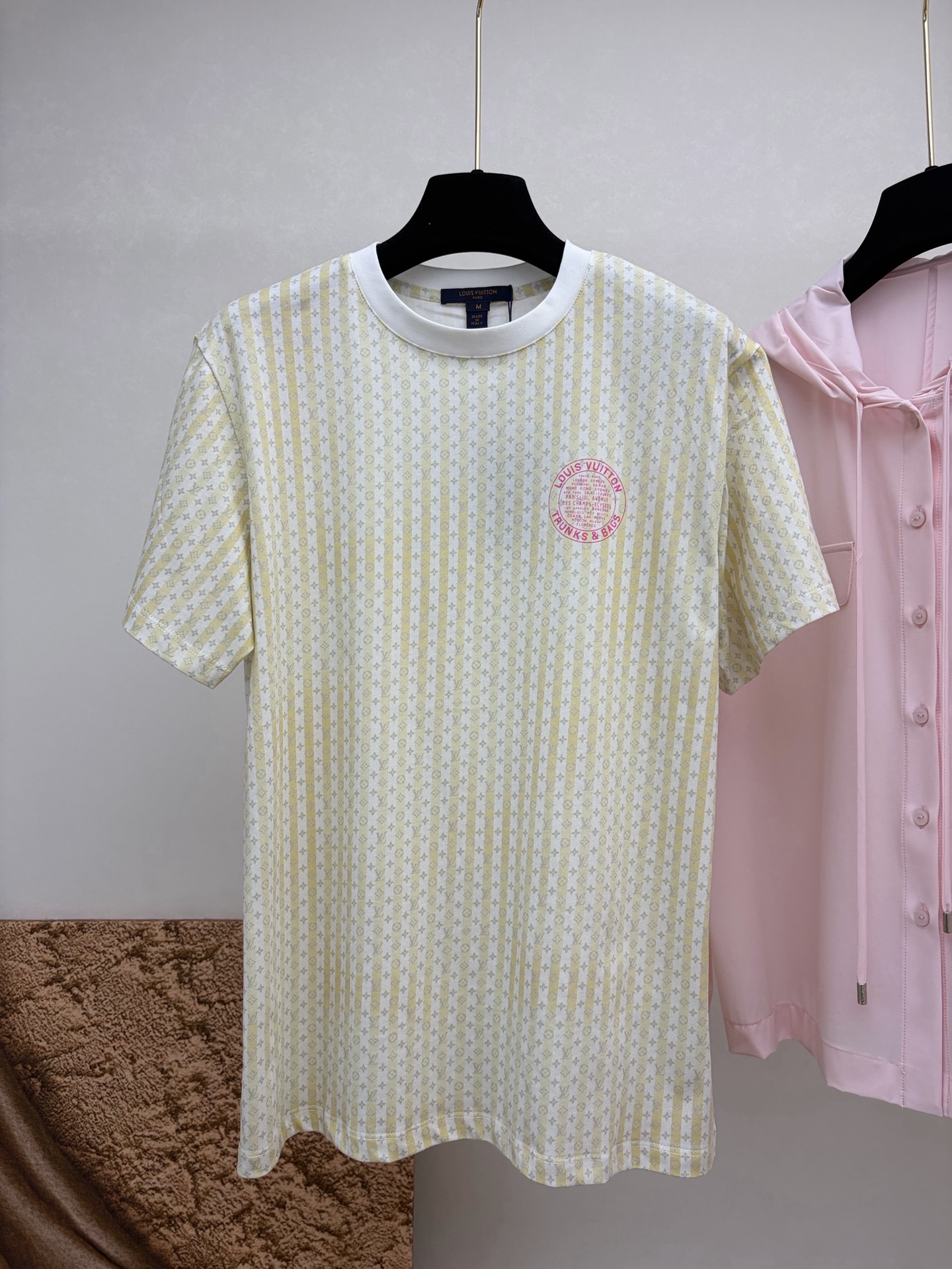 NO:861216,Louis 26 summer vacation series striped all-over printed logo short-sleeved T-shirt size 36-40, Louis Vuitton-clothing, Louis Vuitton, T-shirt, tees, t-shirt,19860909路易 26夏季度假系列条纹满印花logo短袖T恤 码数36-40,路易威登-服装,louis vuitton,T-shirt,tees，t-shirt,,Women's clothing