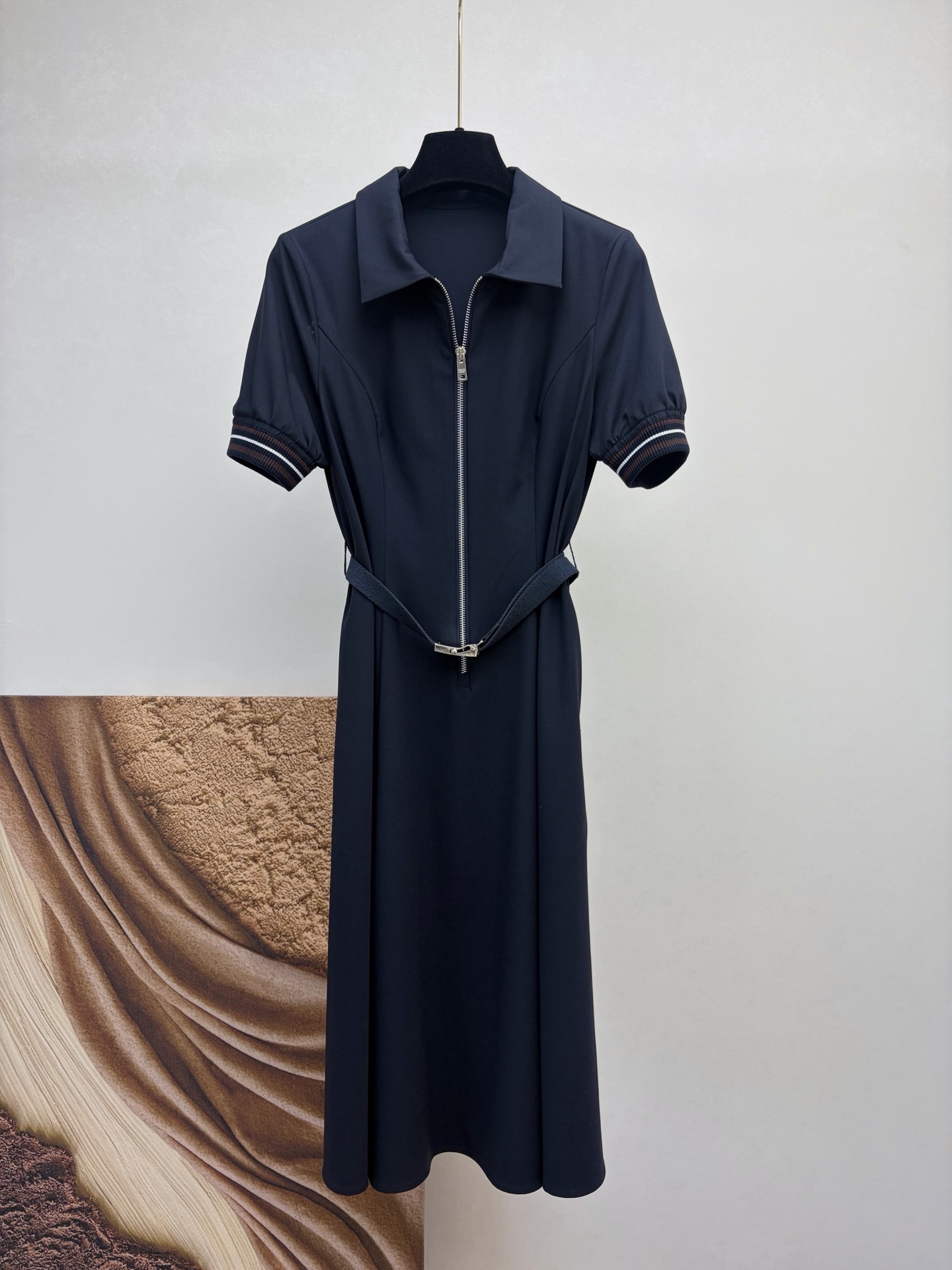NO:861228,PD 26 summer navy blue short-sleeved dress, waisted + A-line skirt design, slimming and flattering, knitted cuffs + same-color belt, perfect details, easy to manage for workplace commuting and daily appointments. Size 36-42, Prada-clothing, prada, skirts, T-shirt,19860909PD 26夏季藏青色短袖连衣裙,收腰+A字裙摆设计,显瘦又修饰身材,袖口针织拼接+同色腰带,细节满分,职场通勤 日常约会都能轻松驾驭.码数36-42,普拉达-服装,prada,skirts,T-shirt,,Women's clothing
