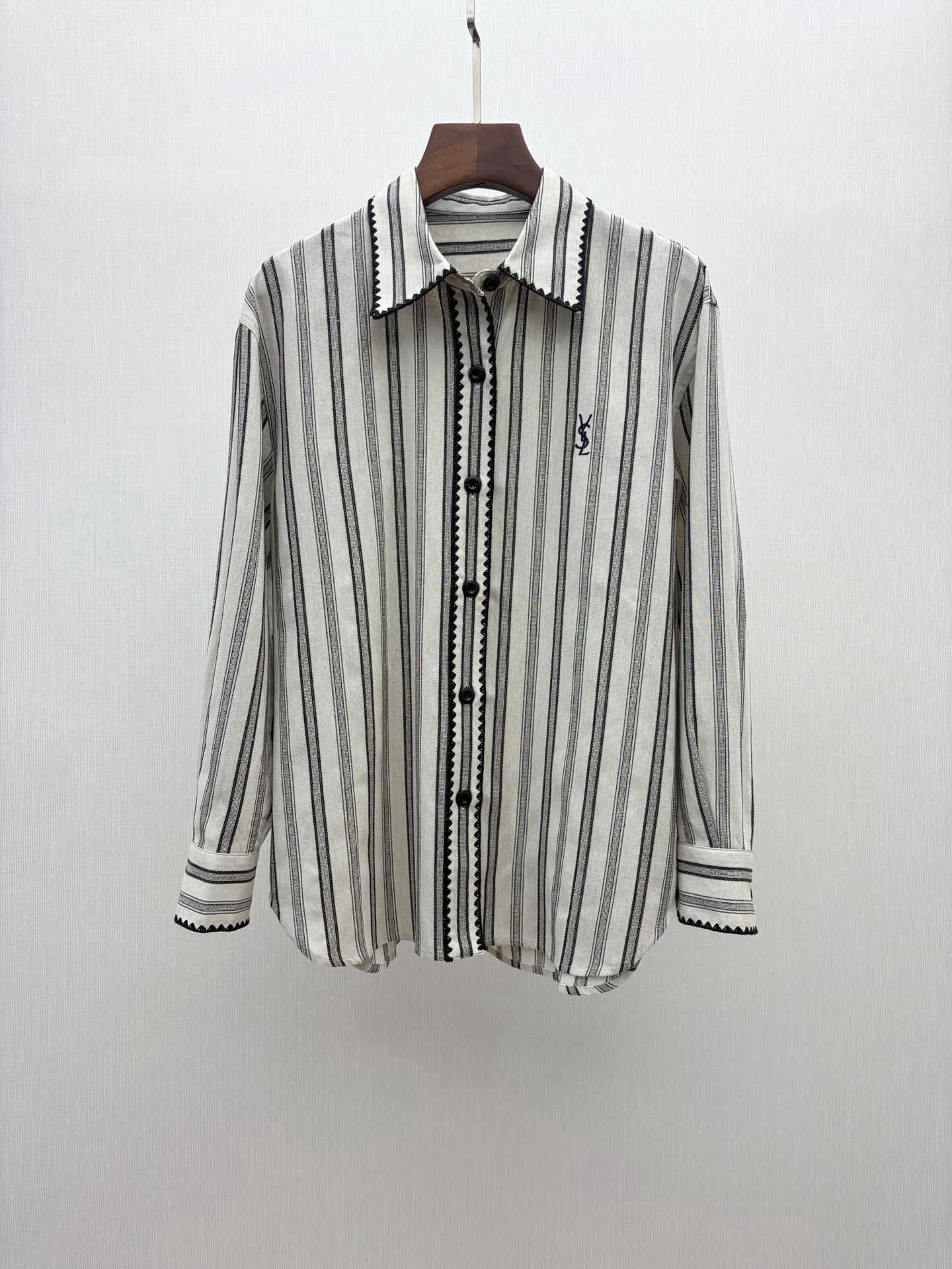 NO:932708,YSL early autumn wide version linen striped shirt, yarn-dyed stripes, zigzag piping design on the collar placket, old money style relaxed look!  Size 36-42, saint laurent-clothing, saint laurent, saint laurent, shirts,19860909YSL 早秋阔版亚麻条纹衬衫,色织条纹,领口门襟锯齿状滚边设计,老钱风松弛感穿搭！码数36-42,圣罗兰-服装,saint laurent,saint laurent,shirts,,Women's clothing