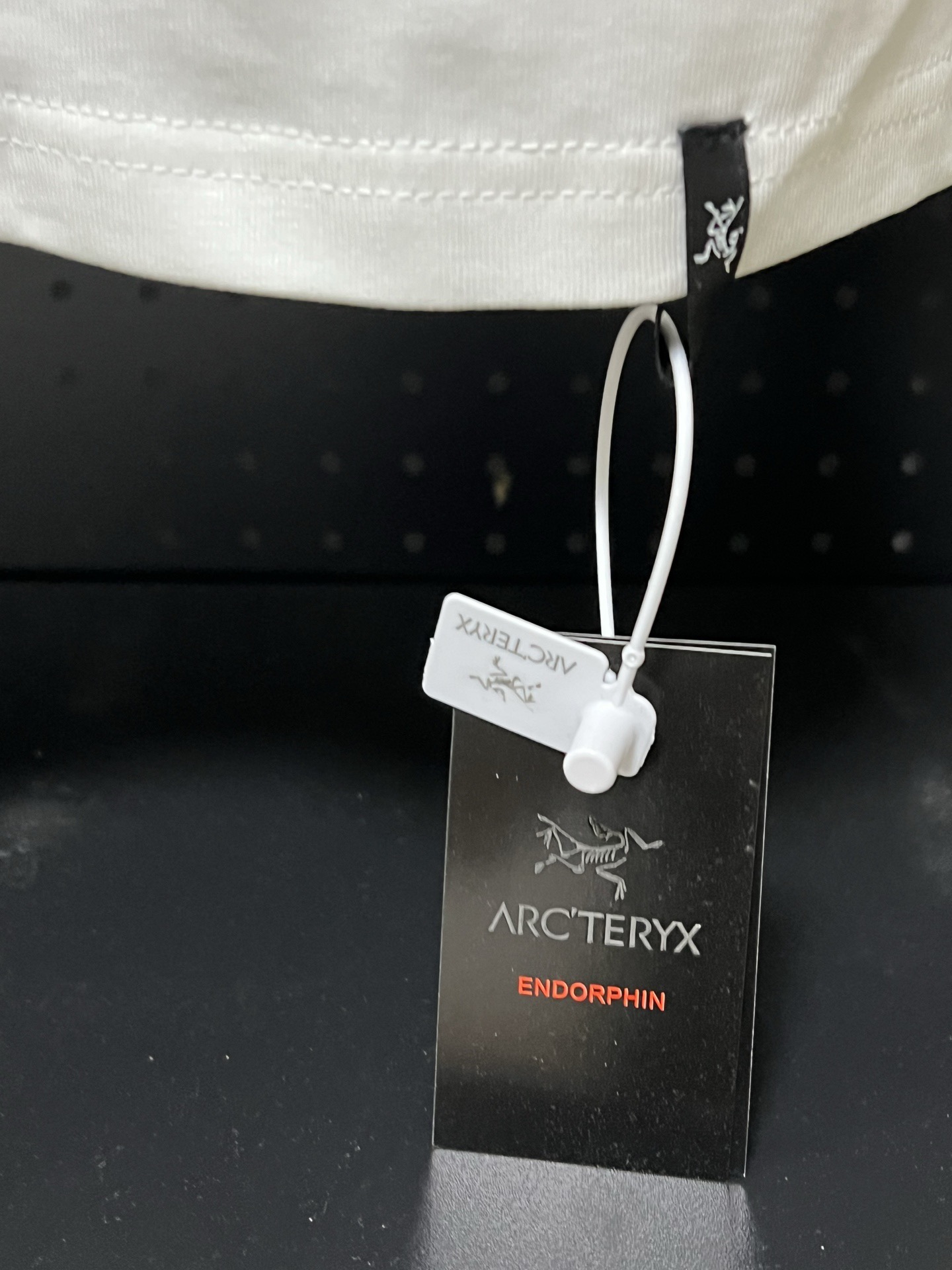 💰75 💥高版本💥     
Arc'Teryx/始祖鸟夏季新款280克高克重纯棉印花T恤
始祖鸟字母LOGO印花，高端32s双纱280克面料重磅面料，定制拉架罗纹同缸同染。包装袋，主标，洗水麦，下摆鸟标所有配件齐全。
颜色：黑色，白色