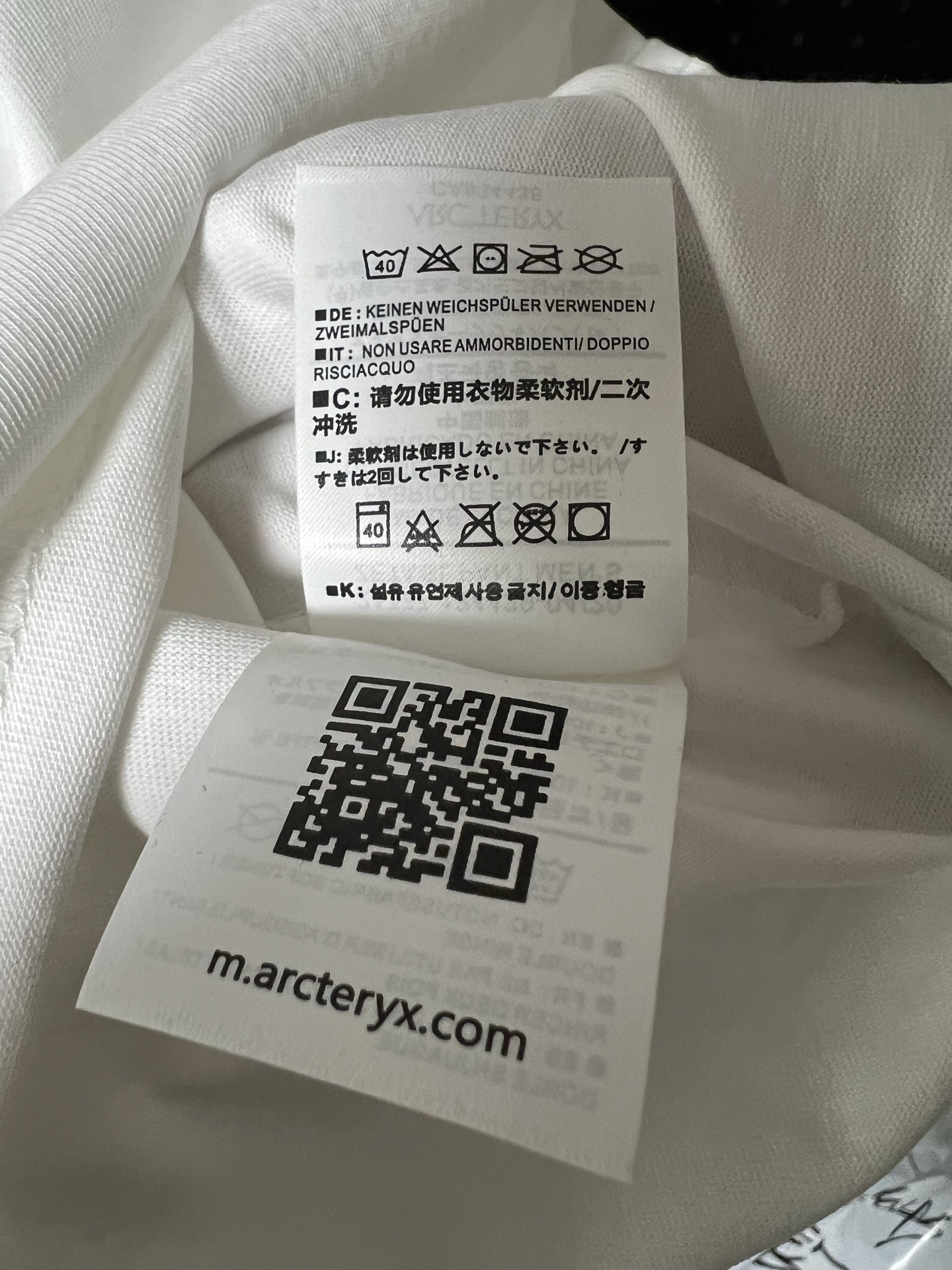 💰75 💥高版本💥     
Arc'Teryx/始祖鸟夏季新款280克高克重纯棉印花T恤
始祖鸟字母LOGO印花，高端32s双纱280克面料重磅面料，定制拉架罗纹同缸同染。包装袋，主标，洗水麦，下摆鸟标所有配件齐全。
颜色：黑色，白色