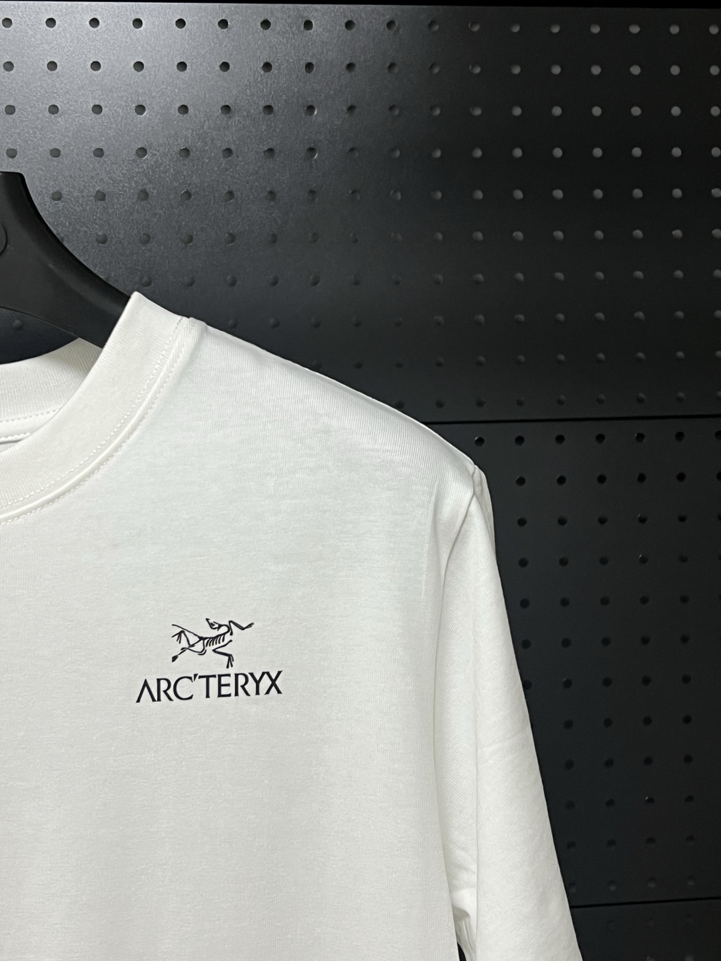 💰75 💥高版本💥     
Arc'Teryx/始祖鸟联名Mammoth猛犸象25年新款280克高克重纯棉印花T恤
始祖鸟字母LOGO印花，高端32s双纱280克面料重磅面料，定制拉架罗纹同缸同染。包装袋，主标，洗水麦，下摆鸟标所有配件齐全。
颜色：黑色，白色，
码数：xS-L【宽松版】