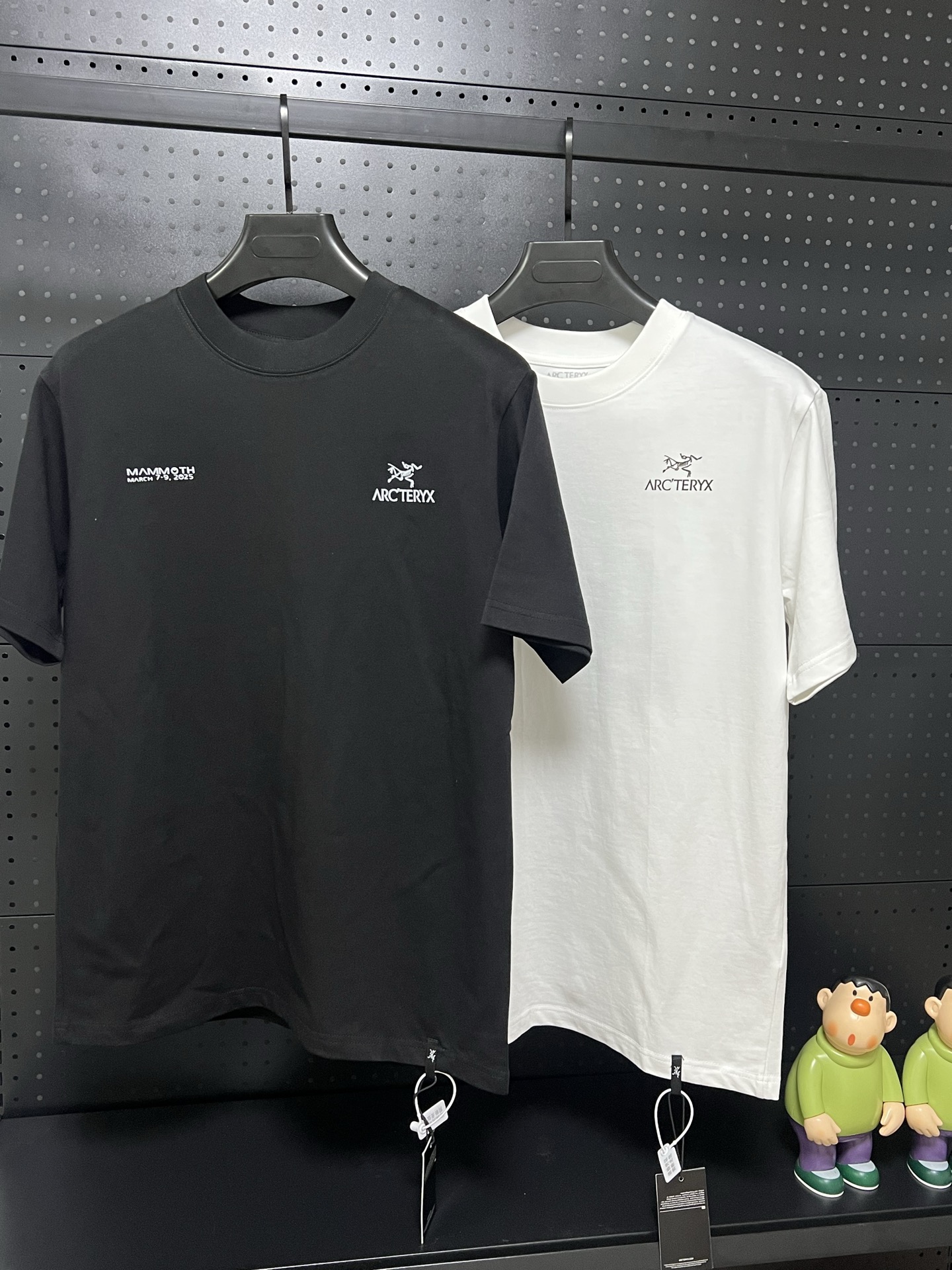 💰75 💥高版本💥     
Arc'Teryx/始祖鸟联名Mammoth猛犸象25年新款280克高克重纯棉印花T恤
始祖鸟字母LOGO印花，高端32s双纱280克面料重磅面料，定制拉架罗纹同缸同染。包装袋，主标，洗水麦，下摆鸟标所有配件齐全。
颜色：黑色，白色，
码数：xS-L【宽松版】