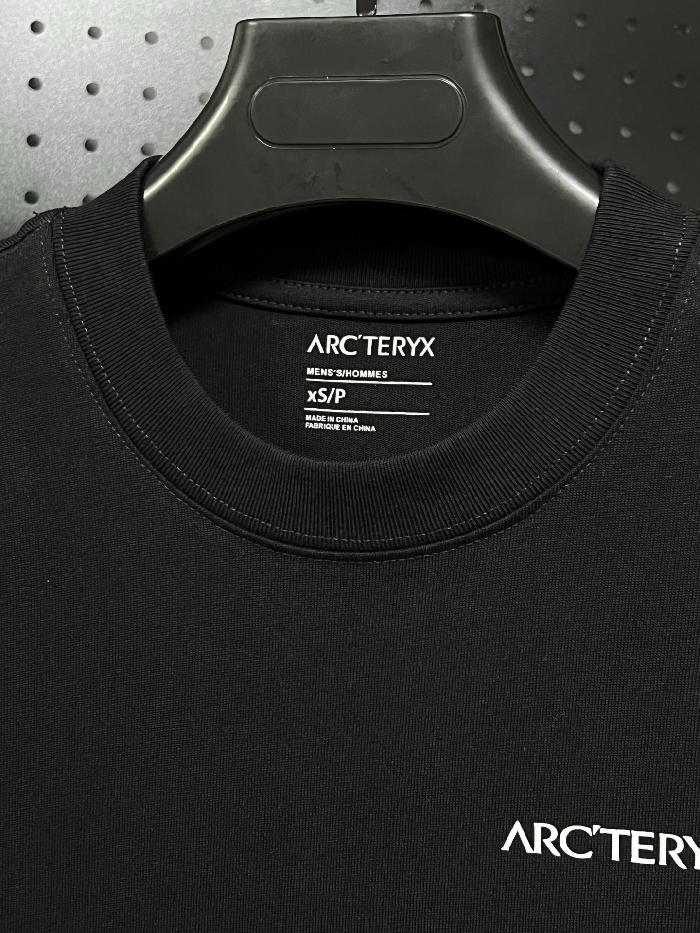 💰75 💥高版本💥     
Arc'Teryx/始祖鸟联名Mammoth猛犸象25年新款280克高克重纯棉印花T恤
始祖鸟字母LOGO印花，高端32s双纱280克面料重磅面料，定制拉架罗纹同缸同染。包装袋，主标，洗水麦，下摆鸟标所有配件齐全。
颜色：黑色，白色，
码数：xS-L【宽松版】