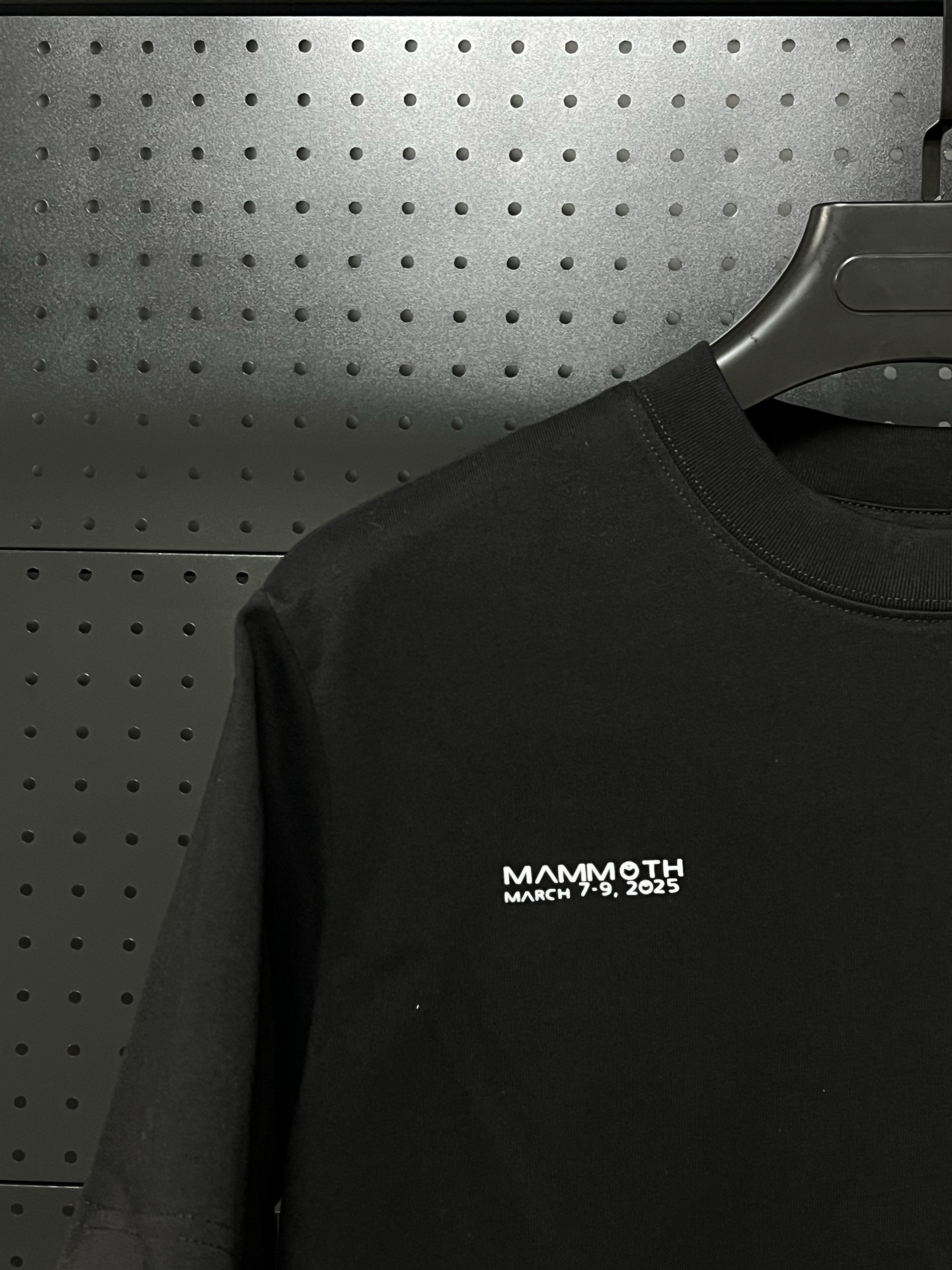 💰75 💥高版本💥     
Arc'Teryx/始祖鸟联名Mammoth猛犸象25年新款280克高克重纯棉印花T恤
始祖鸟字母LOGO印花，高端32s双纱280克面料重磅面料，定制拉架罗纹同缸同染。包装袋，主标，洗水麦，下摆鸟标所有配件齐全。
颜色：黑色，白色，
码数：xS-L【宽松版】