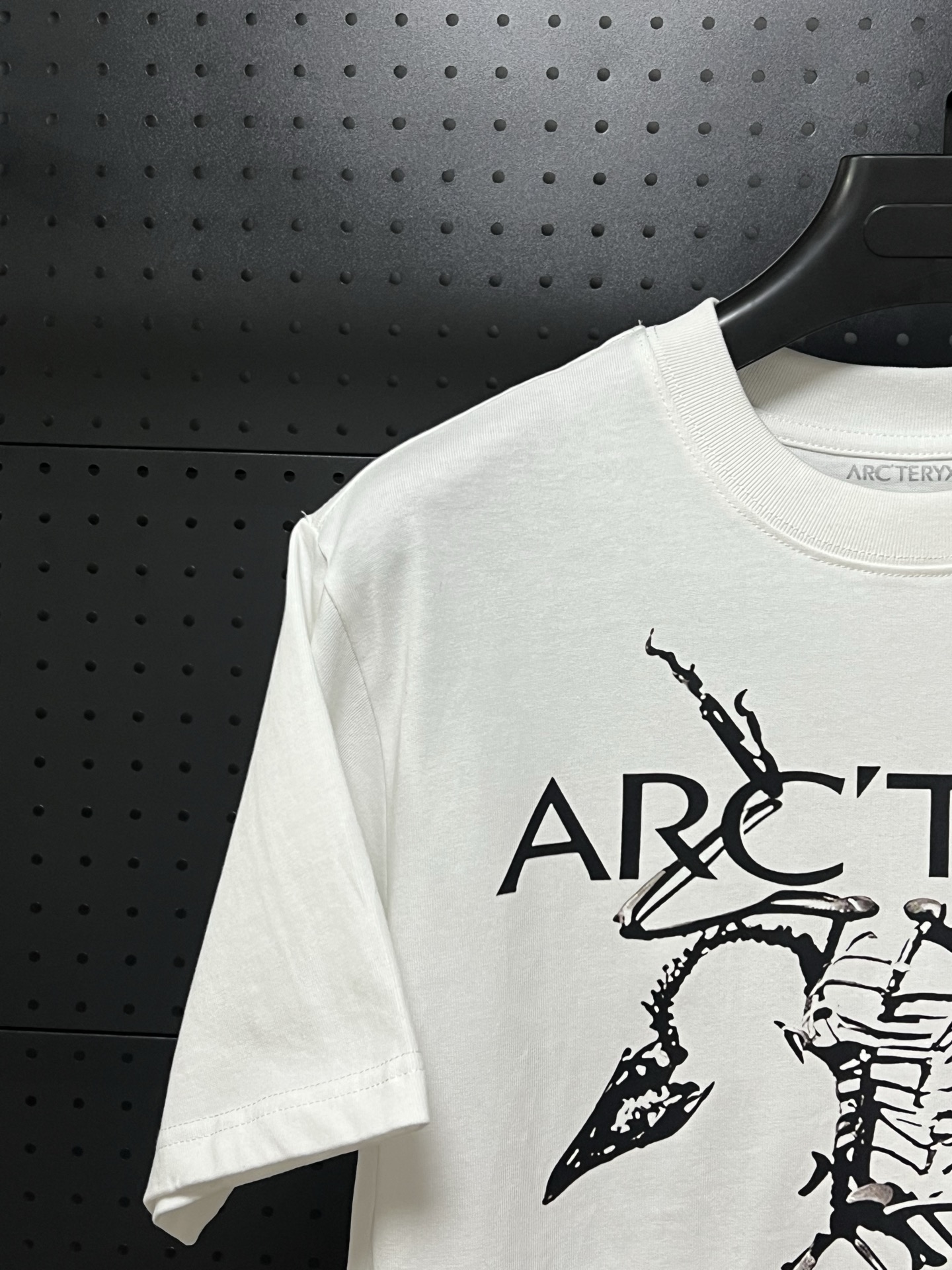 💰75 💥高版本💥     
Arc'Teryx/始祖鸟夏季新款280克高克重纯棉印花T恤
始祖鸟字母LOGO印花，高端32s双纱280克面料重磅面料，定制拉架罗纹同缸同染。包装袋，主标，洗水麦，下摆鸟标所有配件齐全。
颜色：黑色，白色
