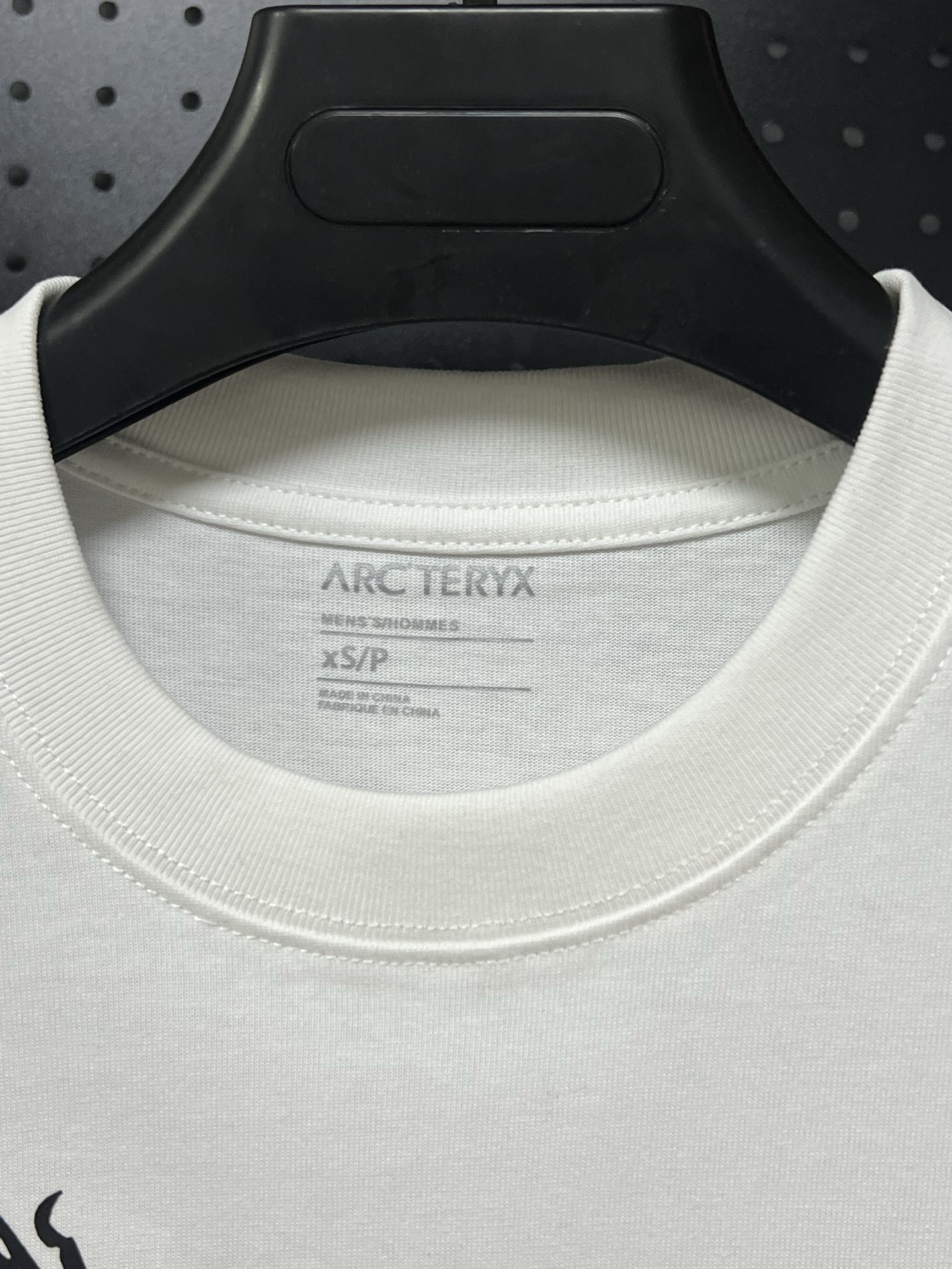 💰75 💥高版本💥     
Arc'Teryx/始祖鸟夏季新款280克高克重纯棉印花T恤
始祖鸟字母LOGO印花，高端32s双纱280克面料重磅面料，定制拉架罗纹同缸同染。包装袋，主标，洗水麦，下摆鸟标所有配件齐全。
颜色：黑色，白色