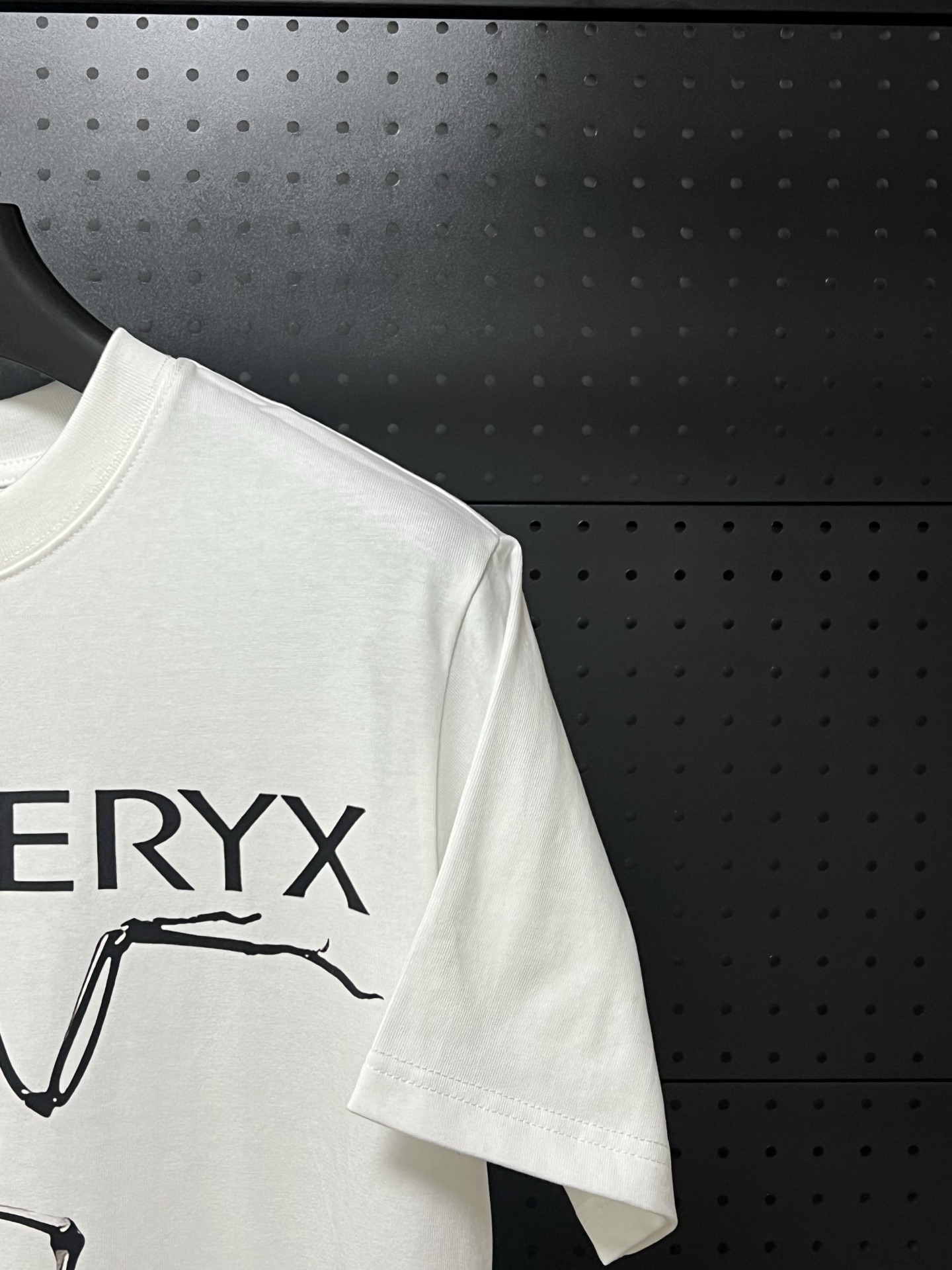 💰75 💥高版本💥     
Arc'Teryx/始祖鸟夏季新款280克高克重纯棉印花T恤
始祖鸟字母LOGO印花，高端32s双纱280克面料重磅面料，定制拉架罗纹同缸同染。包装袋，主标，洗水麦，下摆鸟标所有配件齐全。
颜色：黑色，白色